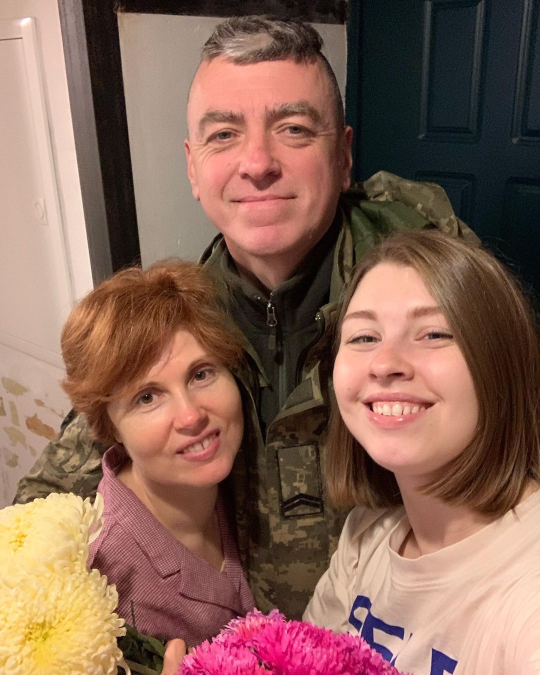 Художниця Гапчинська показала зворушливе відео, як вона з донькою зустрічала чоловіка з передової