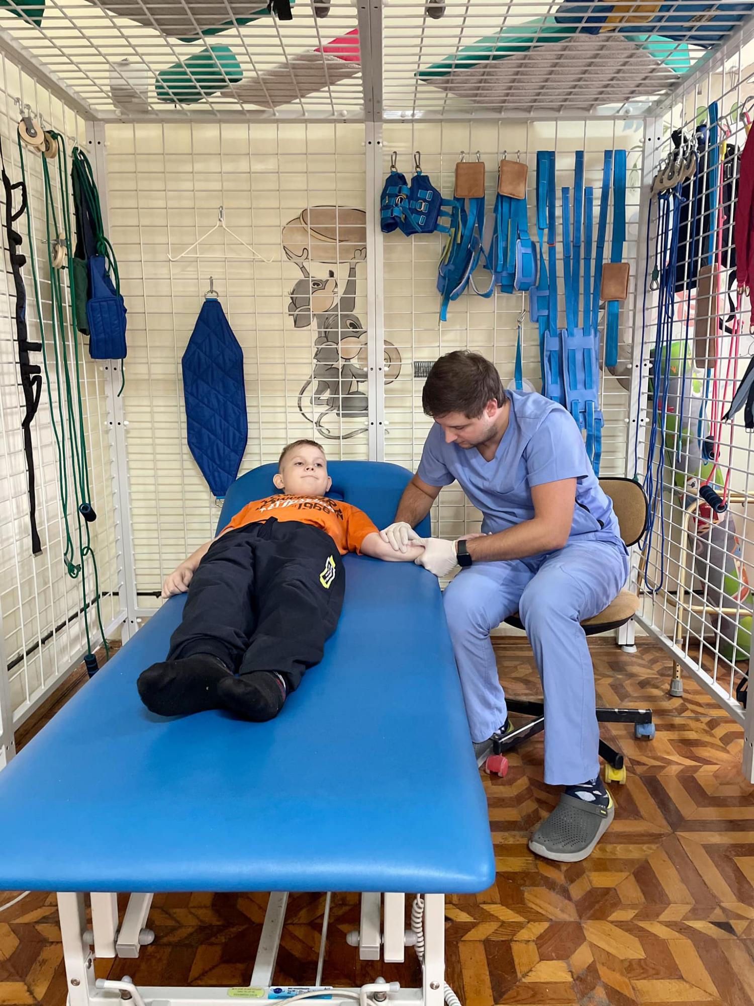 Львовские врачи поставили на ноги 11-летнего Артема из Харькова, который пережил кому и 8 операций