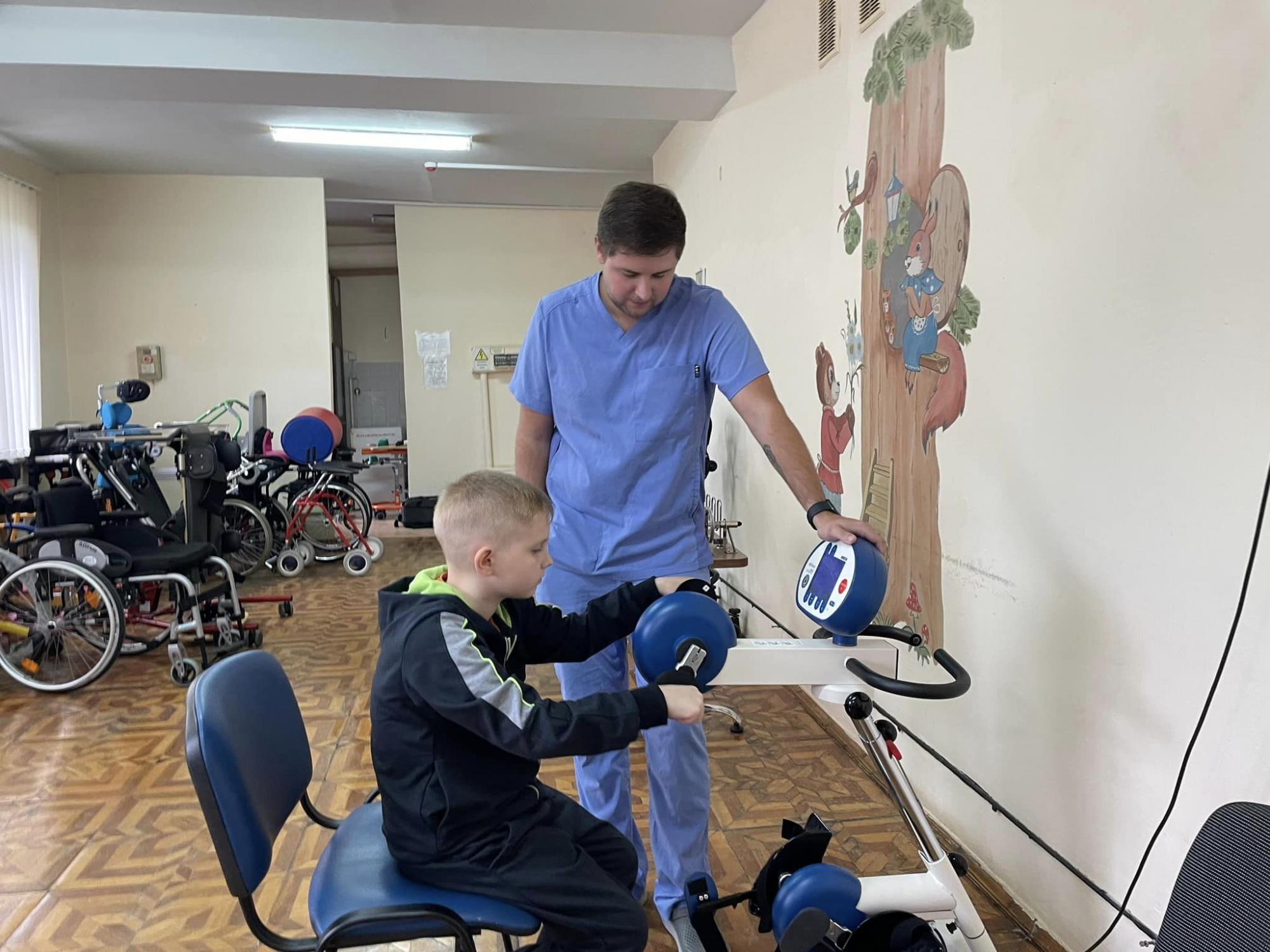 Львівські лікарі поставили на ноги 11-річного Артема з Харкова, який пережив кому і 8 операцій