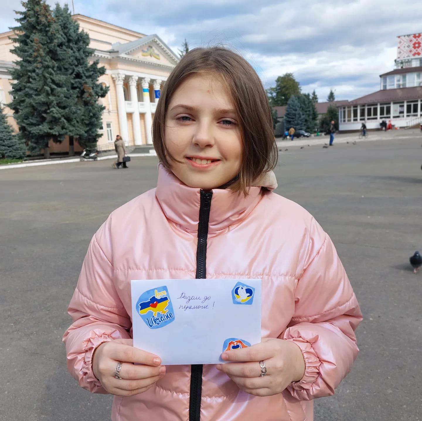 Хочет, чтобы папа вернулся из плена: украинка остригла длинные волосы, чтобы помочь ВСУ