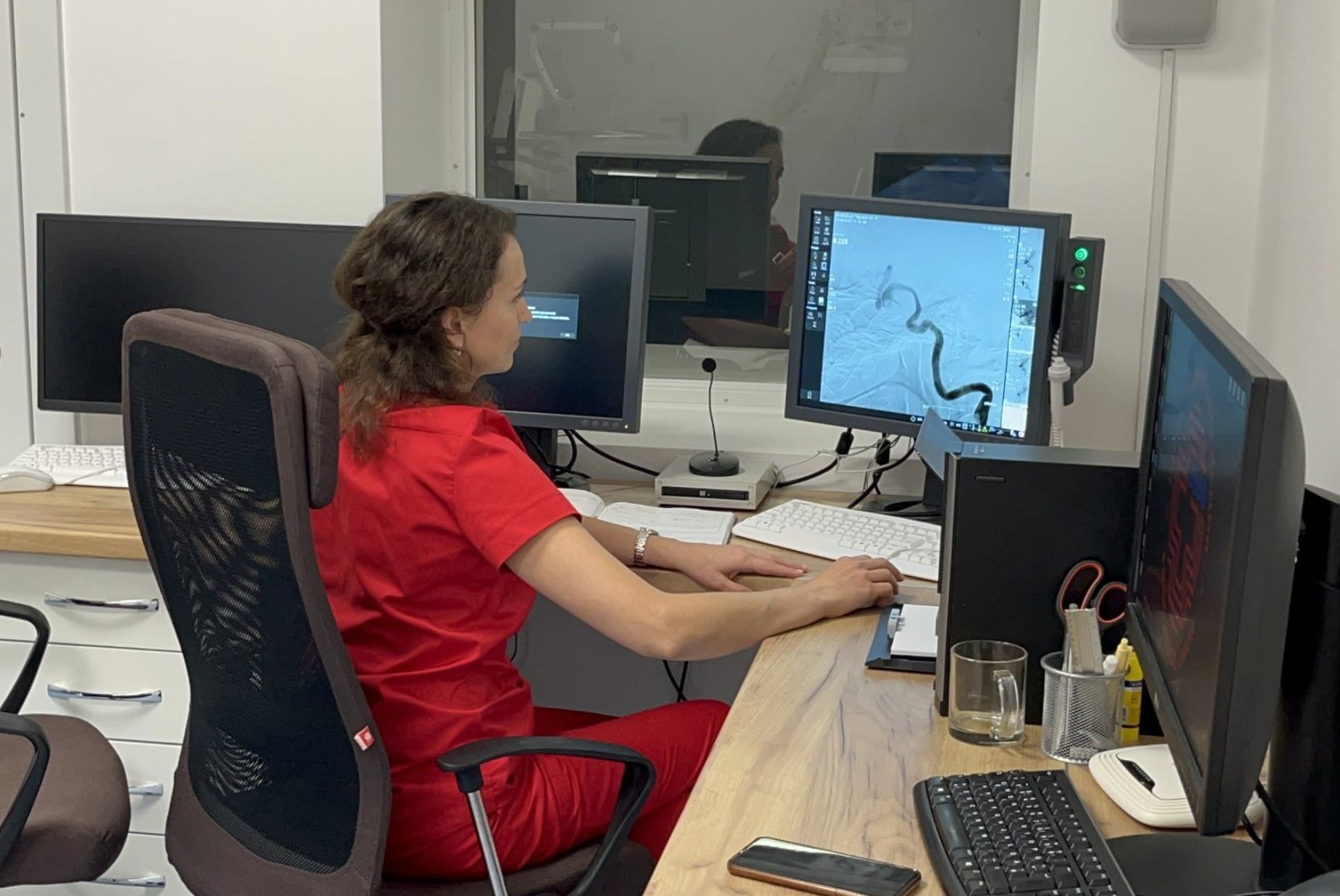 Ні одного розрізу: українські медики врятували життя жінці з величезною аневризмою