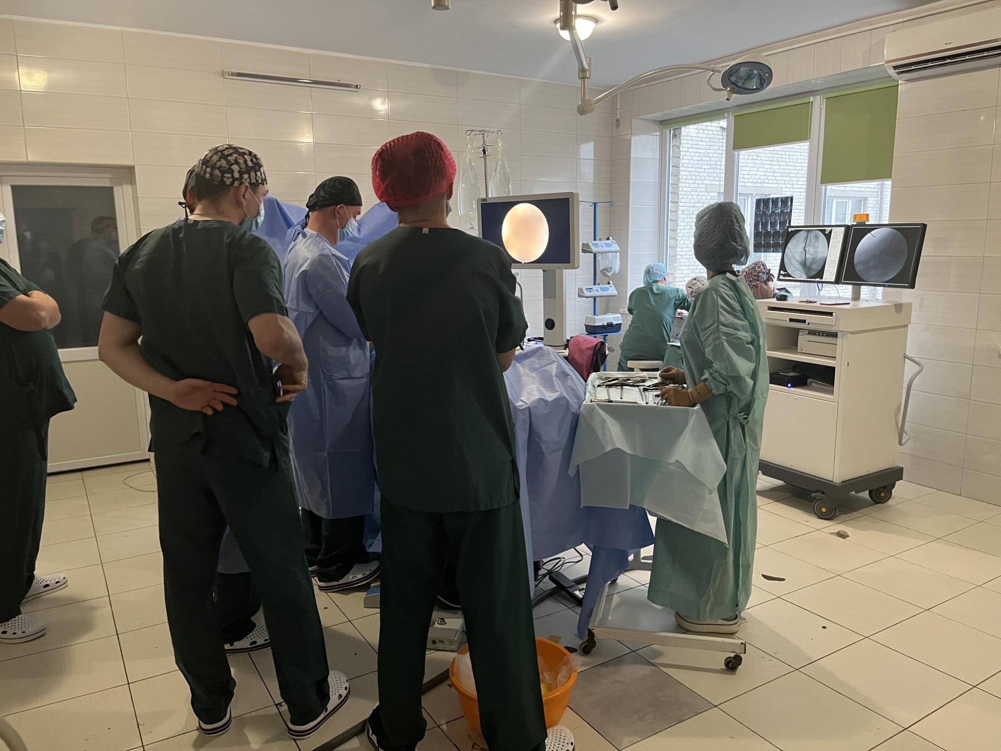 Через несколько часов пациентка уже ходила: во Львове врачи провели уникальную операцию на позвоночнике