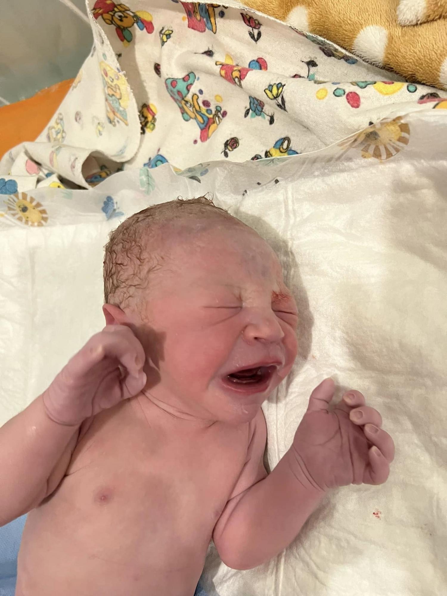 Життя триває: під час масового обстрілу в бомбосховищі Калуша народився малюк