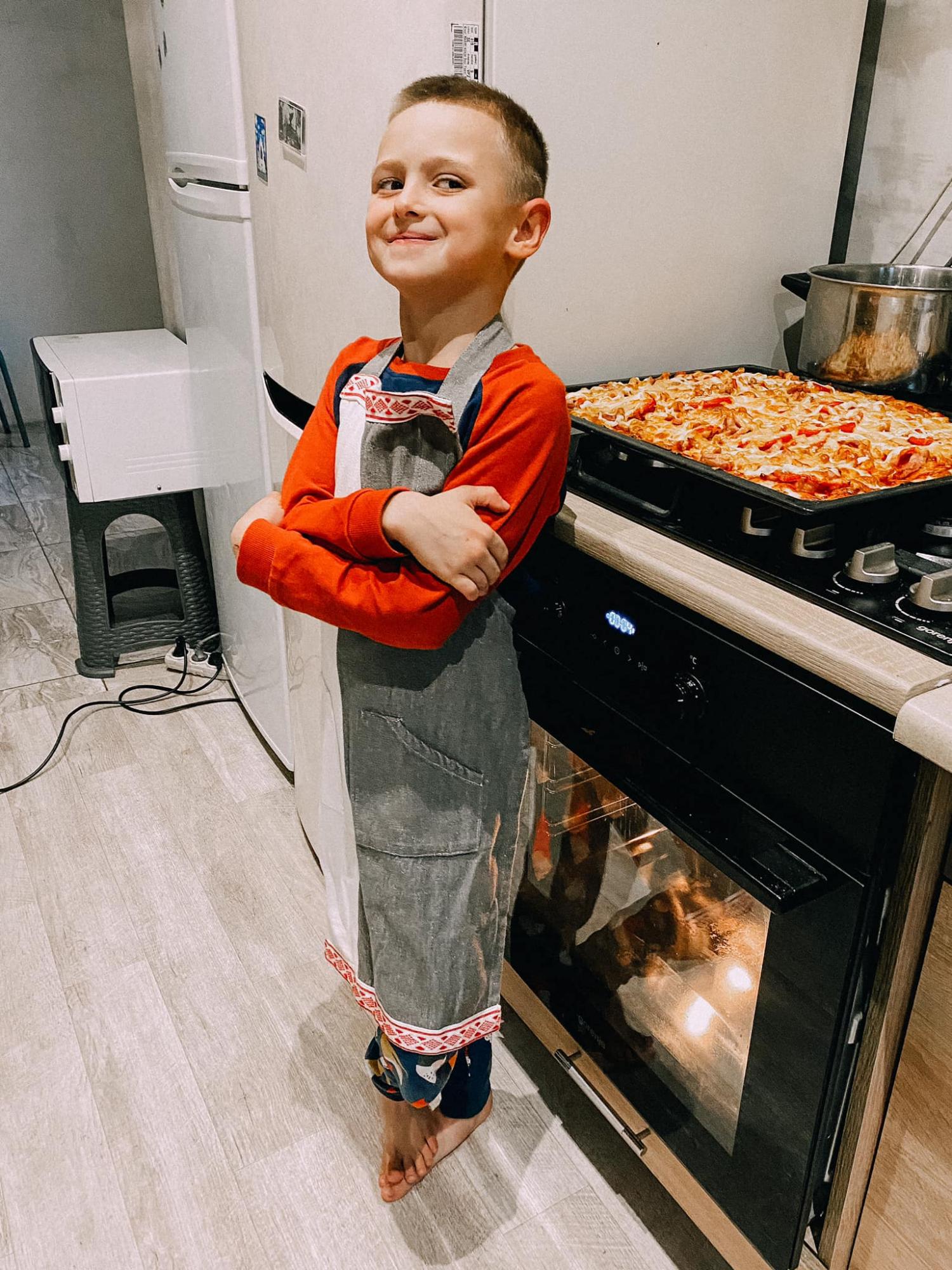 Був такий голодний, що їв свої іграшки: 6-річний хлопчик, який втратив батьків у Маріуполі, знайшов нову родину