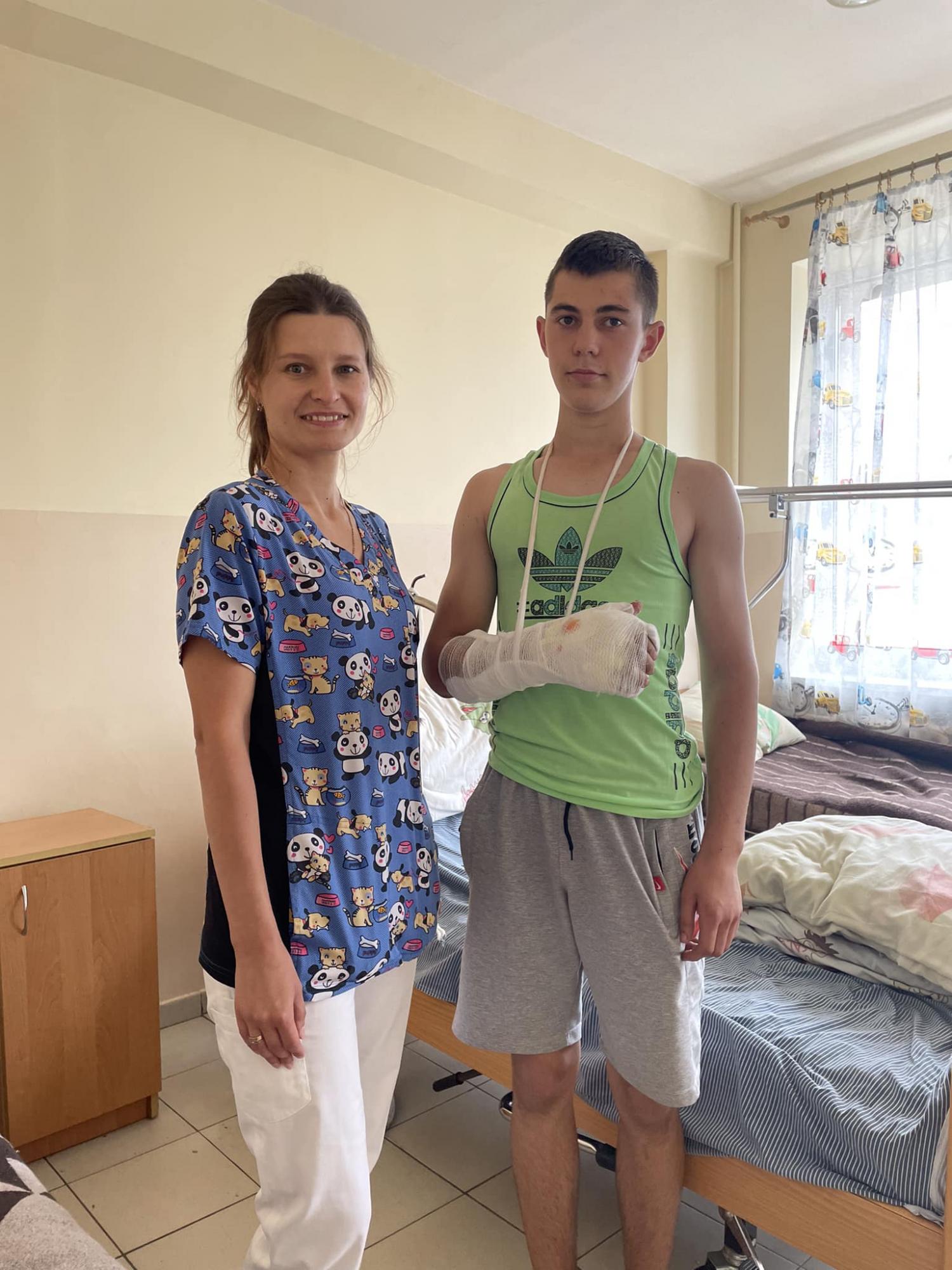 Вперше працювали з такою складною травмою: у Львові лікарі дивом врятували хлопцю руку
