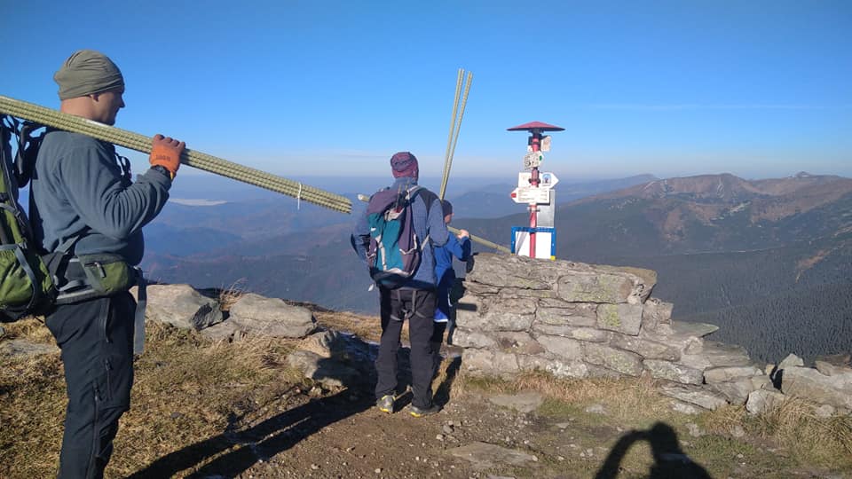 В местах лавин. В Карпатах возобновляют зимнюю маркировку для туристов