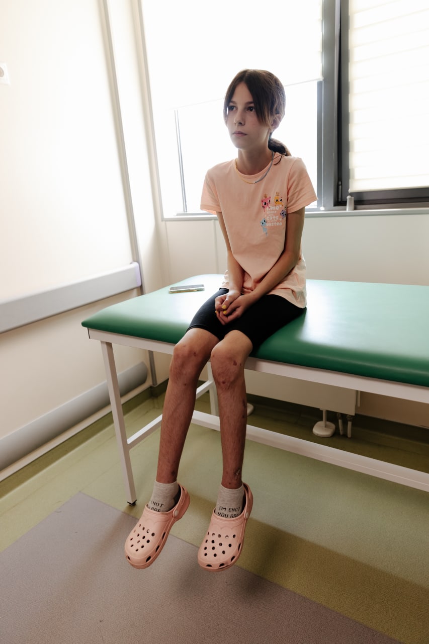 Фотография мамы стала последней: 13-летняя Катя осталась сиротой из-за обстрела вокзала в Краматорске