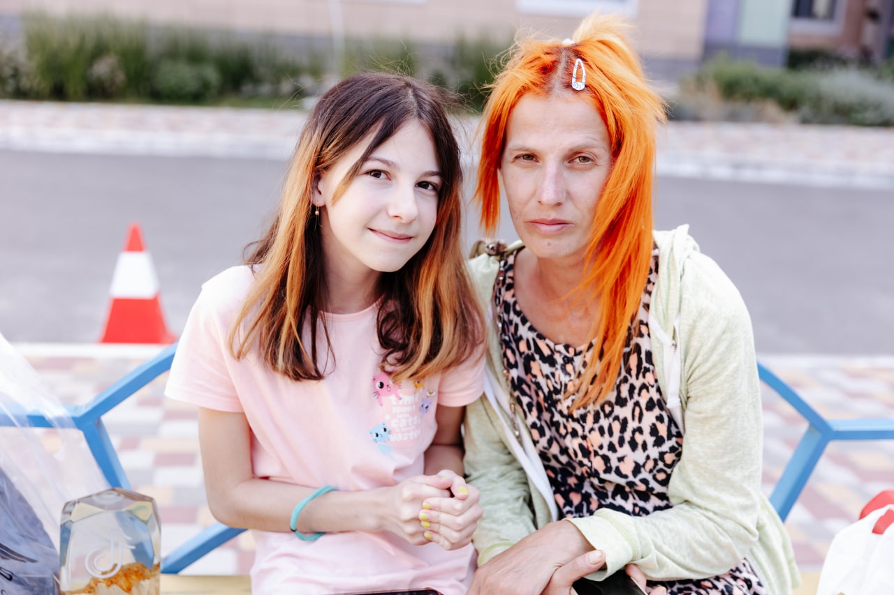 Фотография мамы стала последней: 13-летняя Катя осталась сиротой из-за обстрела вокзала в Краматорске