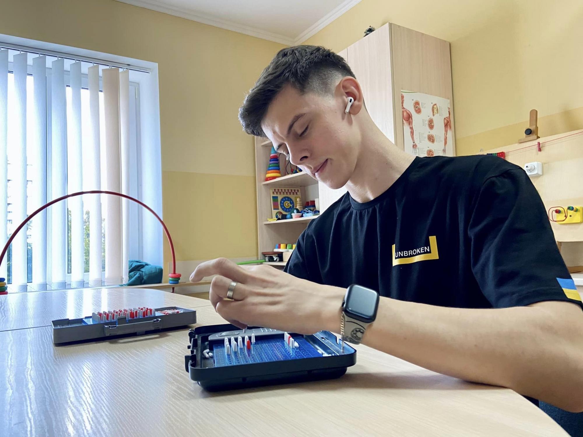 Поженились прямо в больнице: история любви украинского военного, потерявшего руку