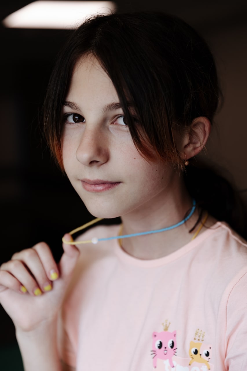 Фотография мамы стала последней: 13-летняя Катя осталась сиротой из-за обстрела вокзала в Краматорске