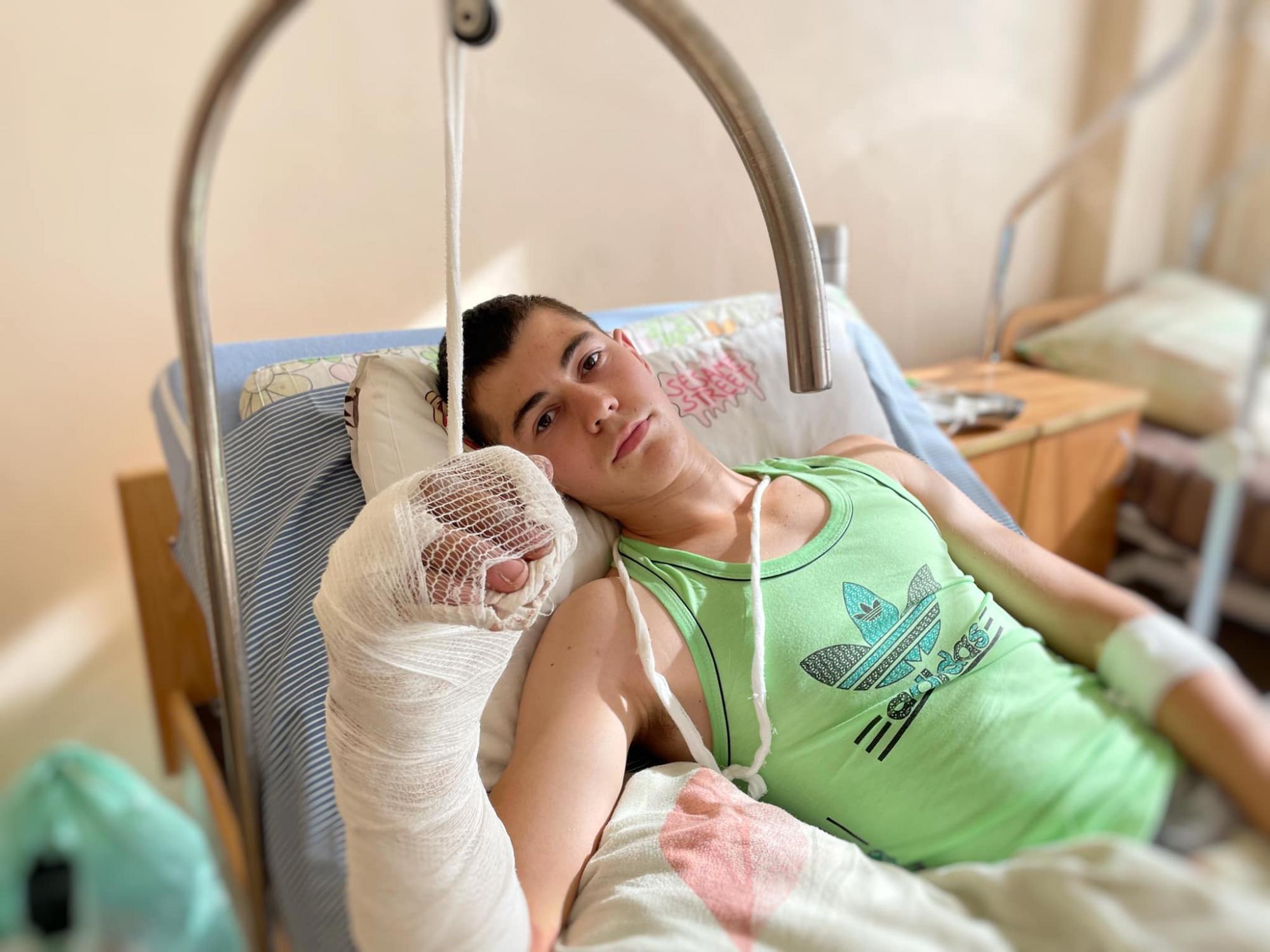 Вперше працювали з такою складною травмою: у Львові лікарі дивом врятували хлопцю руку