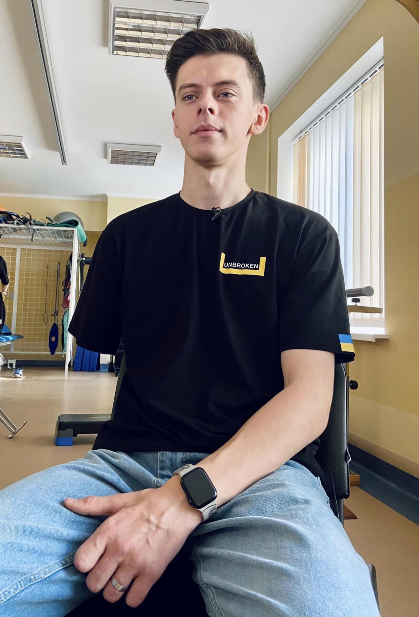 Поженились прямо в больнице: история любви украинского военного, потерявшего руку