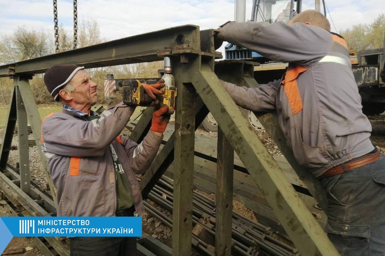 Соединит Балаклею и Харьков. Дорожники устанавливают первый чешский мост