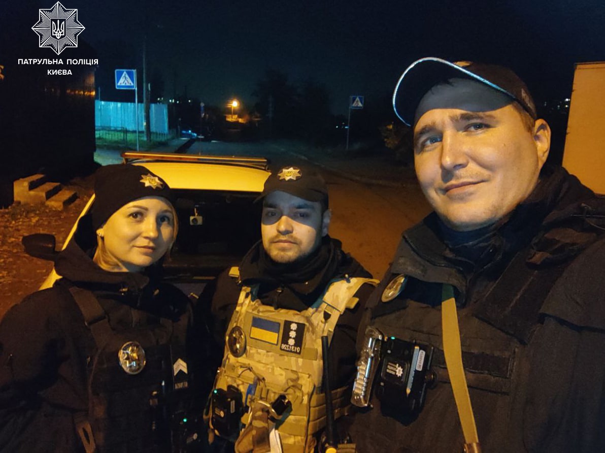 У Києві &quot;копи&quot; врятували чоловіка, який опинився без допомоги у квартирі