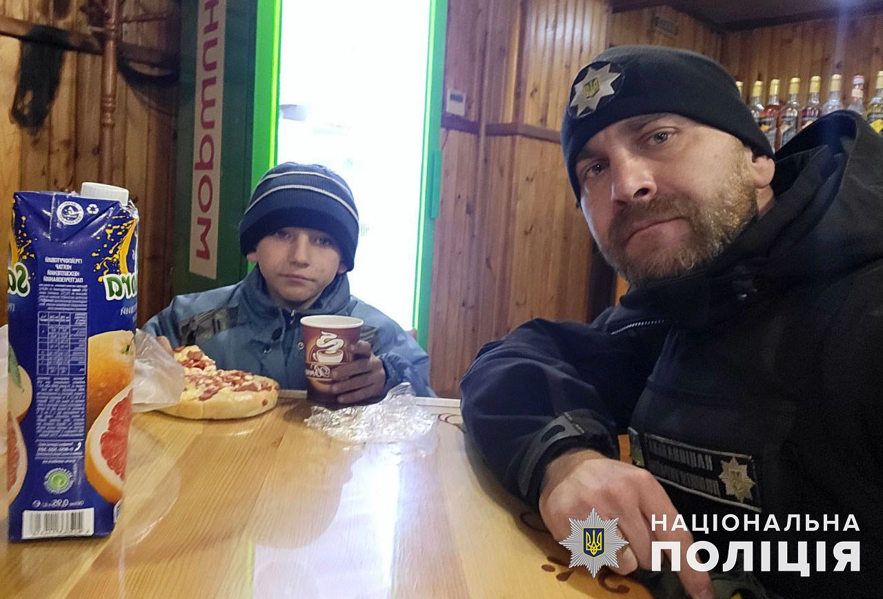У палаючому Бахмуті врятували 8-річного Богдана, маму і тата якого вбив російський снаряд (відео, фото)