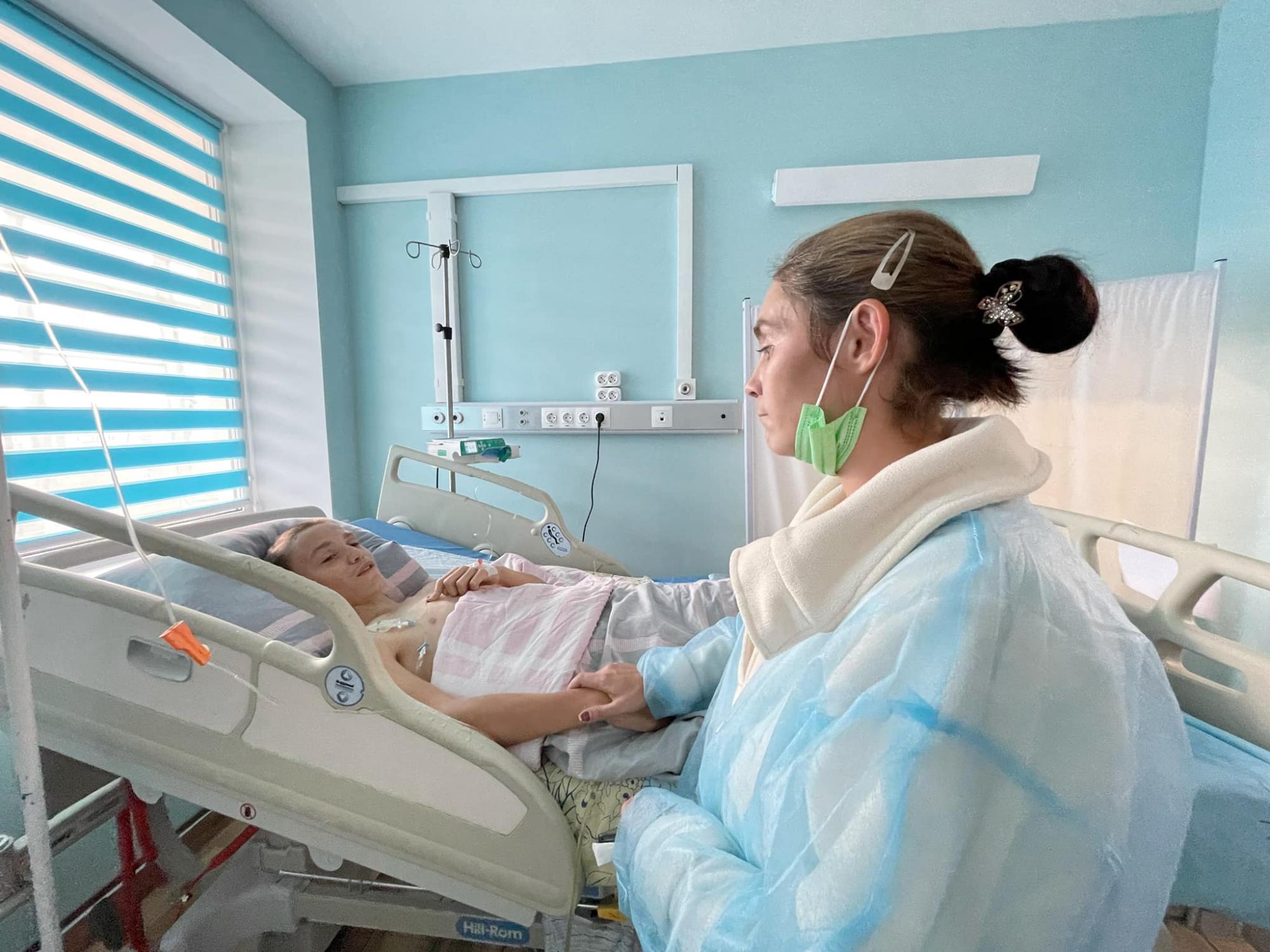 Мріє знову грати в футбол: у Львові лікарі рятують хлопця, який дивом вижив внаслідок обстрілу РФ