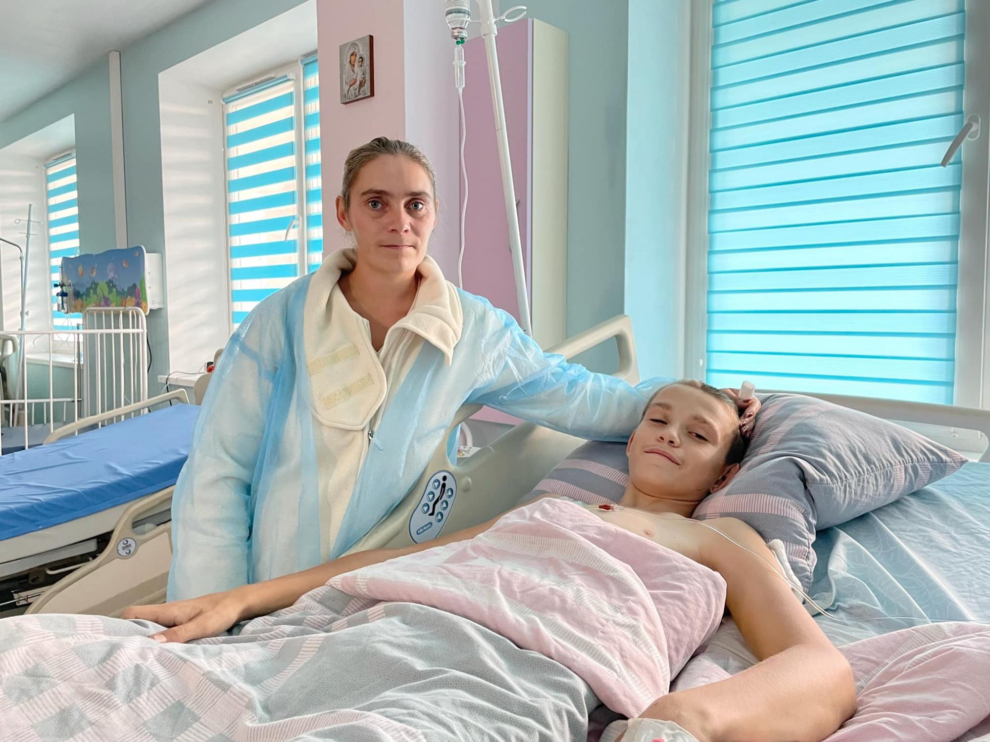 Мріє знову грати в футбол: у Львові лікарі рятують хлопця, який дивом вижив внаслідок обстрілу РФ