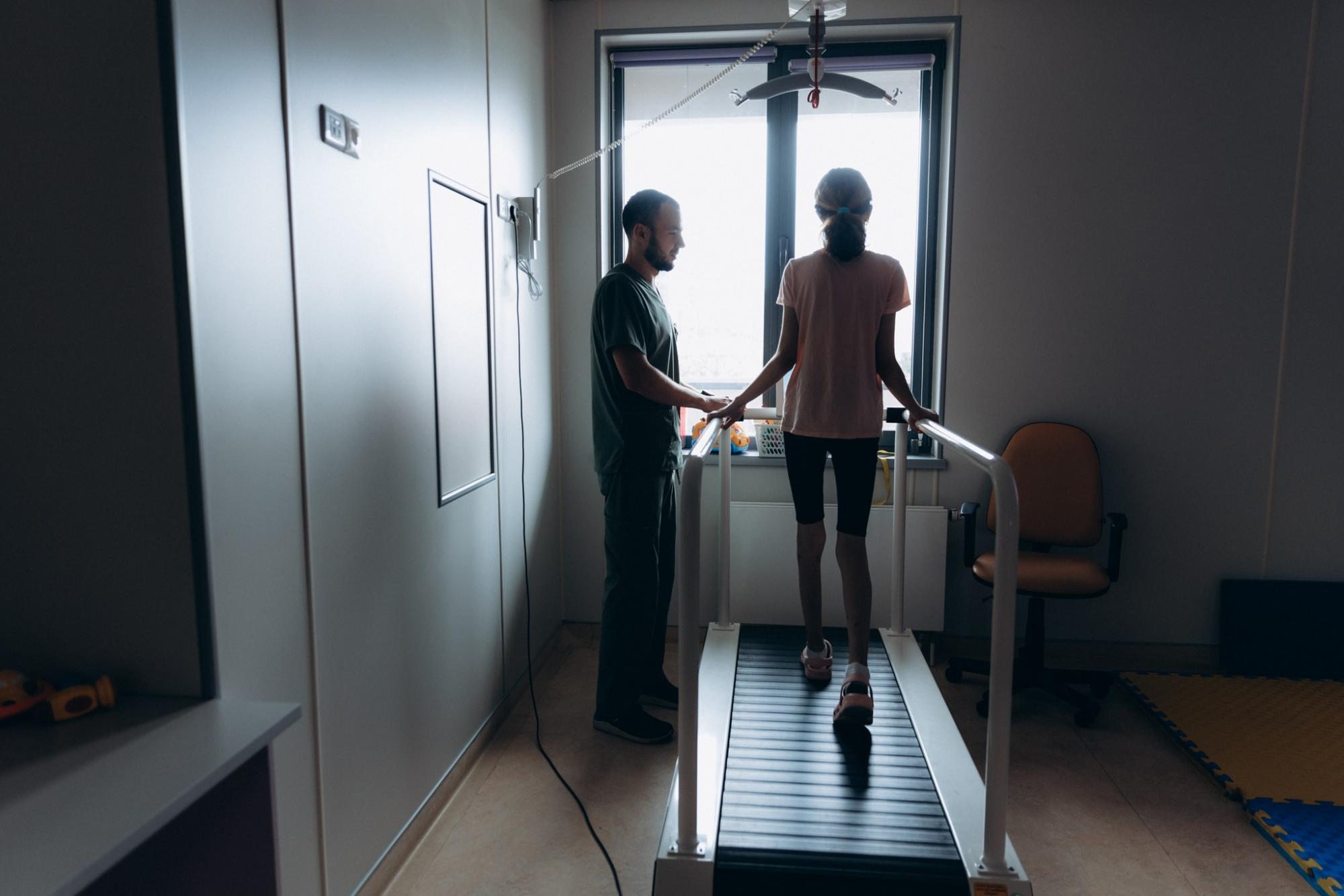 Фотография мамы стала последней: 13-летняя Катя осталась сиротой из-за обстрела вокзала в Краматорске