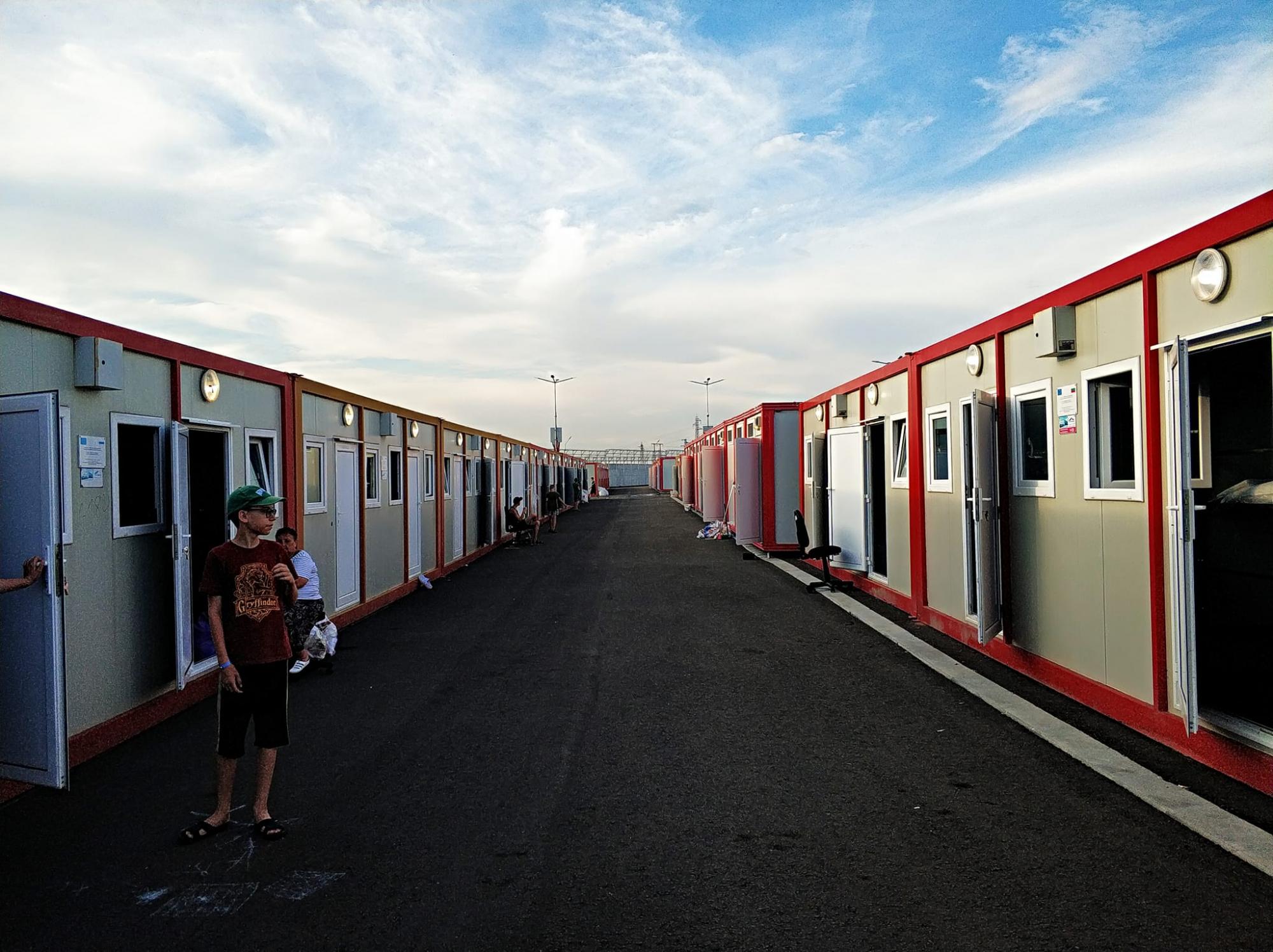 Украинцев в Болгарии снова селят в лагере для мигрантов: детали