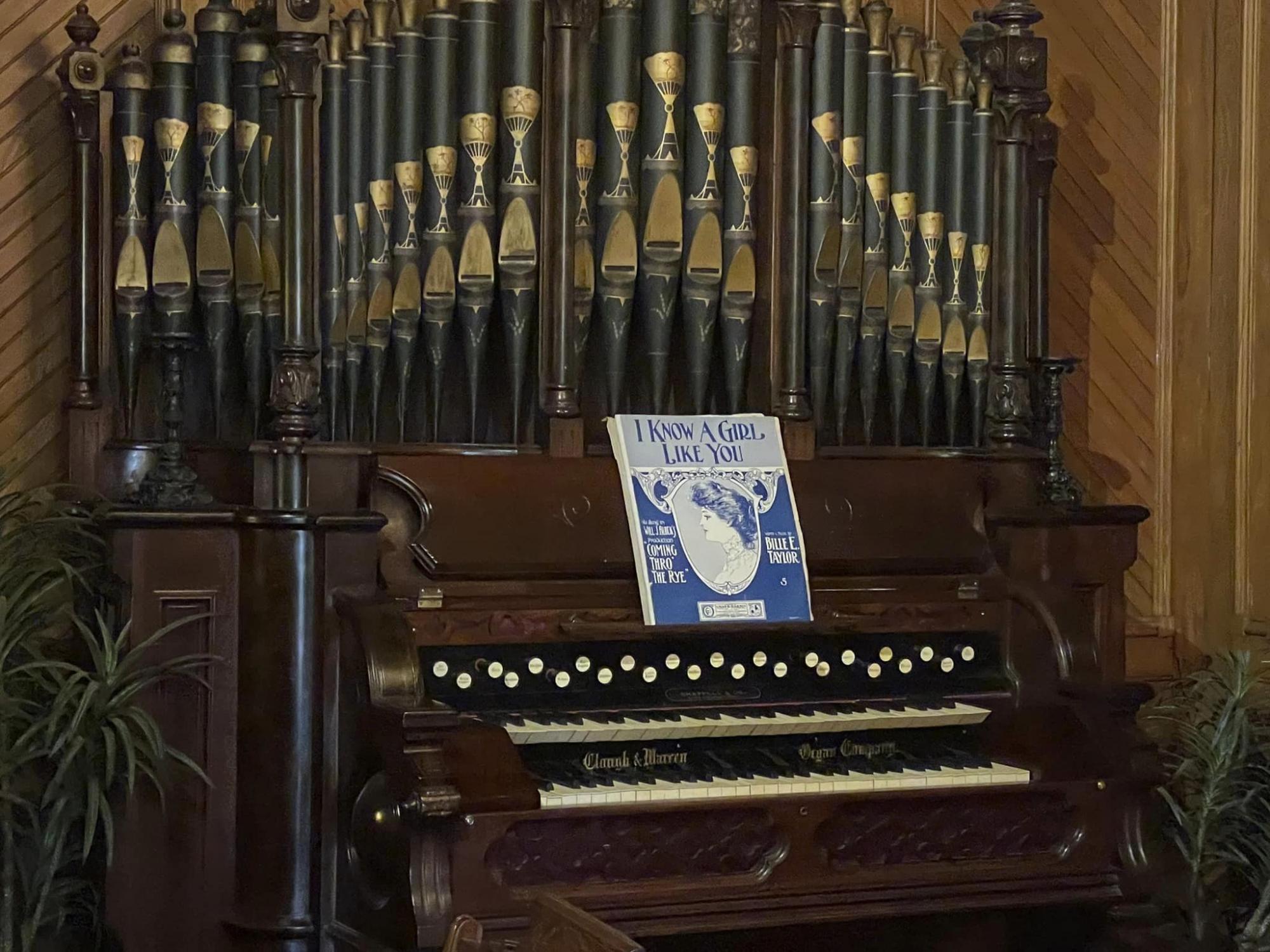 Українець показав будинок із лабіринтами для духів: захоплюючі фото