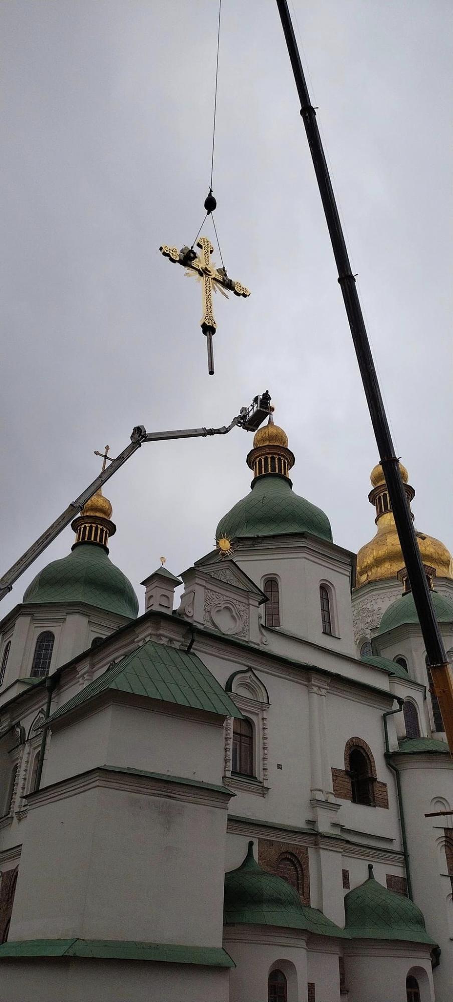 &quot;Знак нашої перемоги&quot;: на Софії Київській встановили хрест, зірваний ураганом перед російським вторгненням