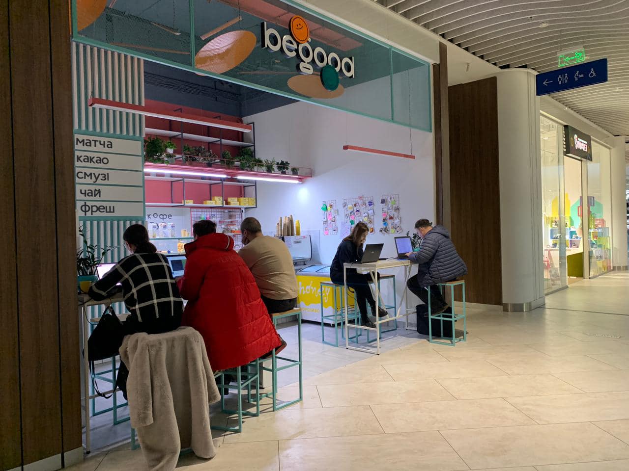 З'явилися фото з найбільшого пункту незламності у Києві: що там є і який графік