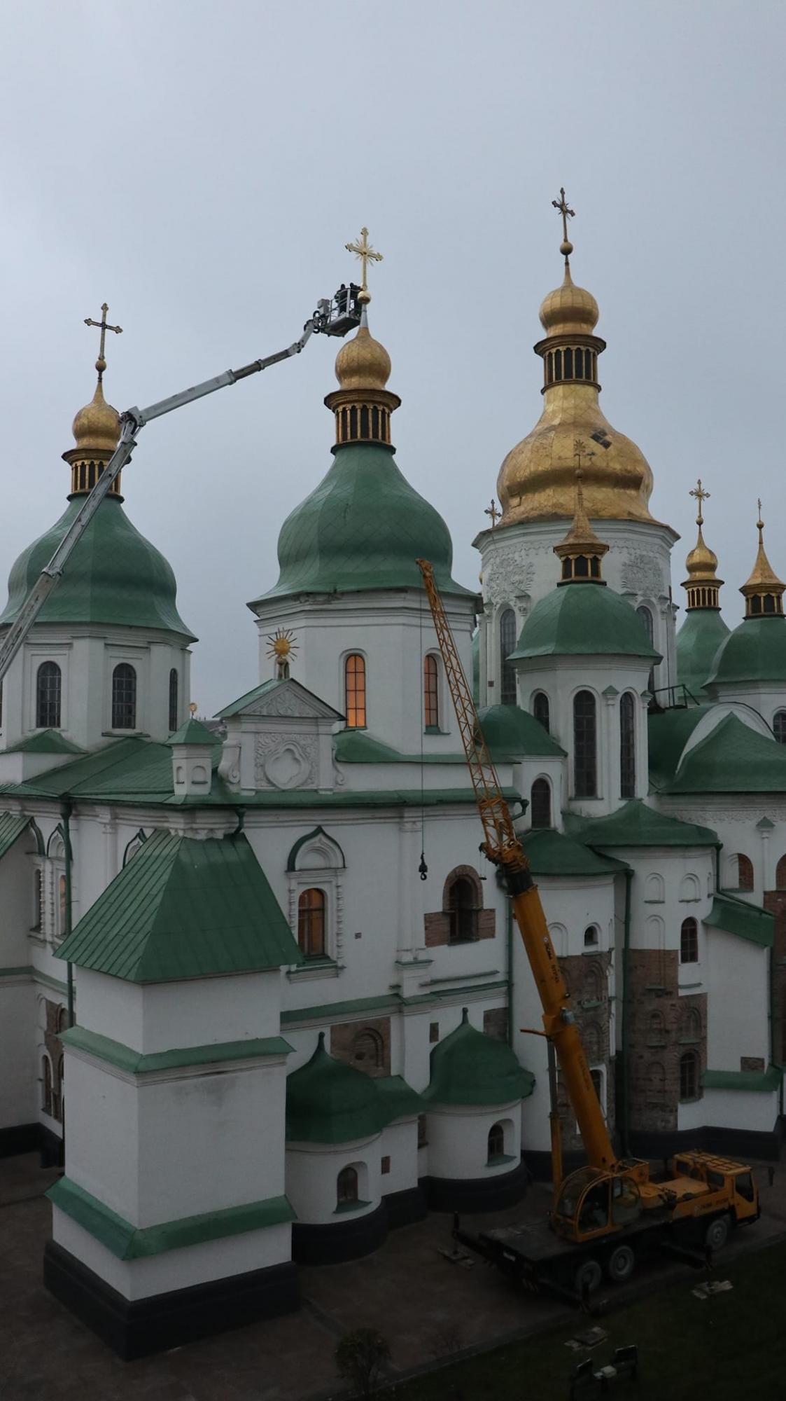 &quot;Знак нашої перемоги&quot;: на Софії Київській встановили хрест, зірваний ураганом перед російським вторгненням