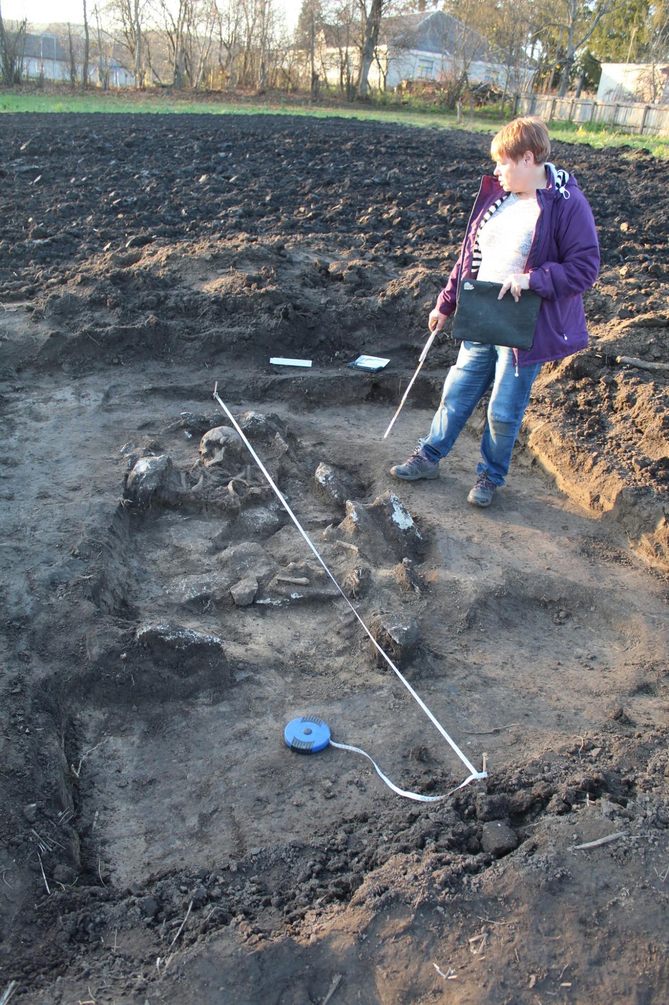 Под Тернополем женщина на огороде нашла древнее захоронение, которому больше 2,5 тысяч лет (фото)