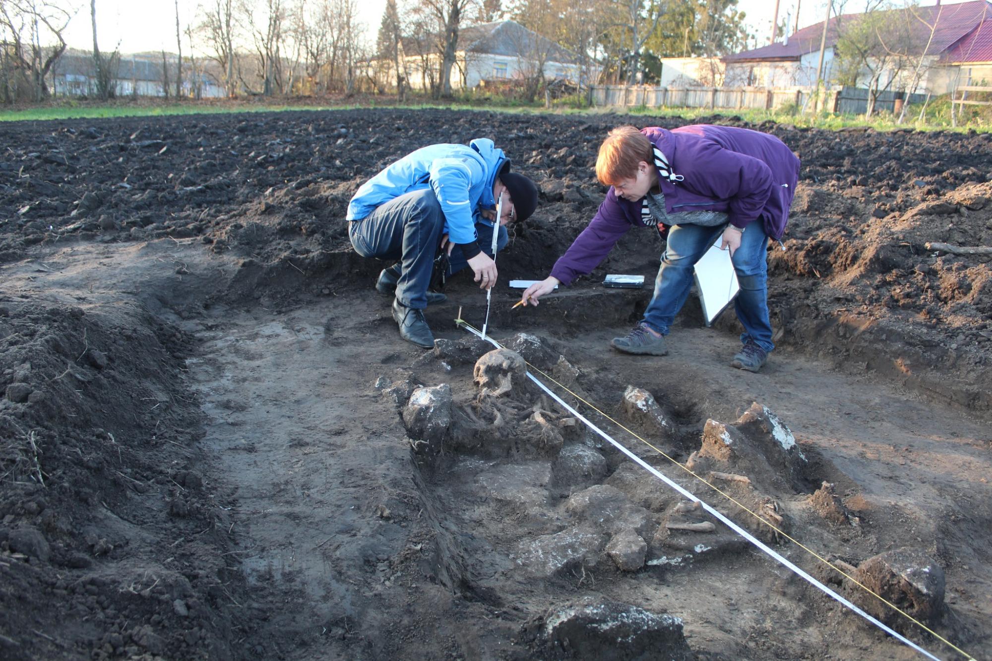 Під Тернополем жінка на городі знайшла древнє поховання, якому більше 2,5 тисяч років (фото)