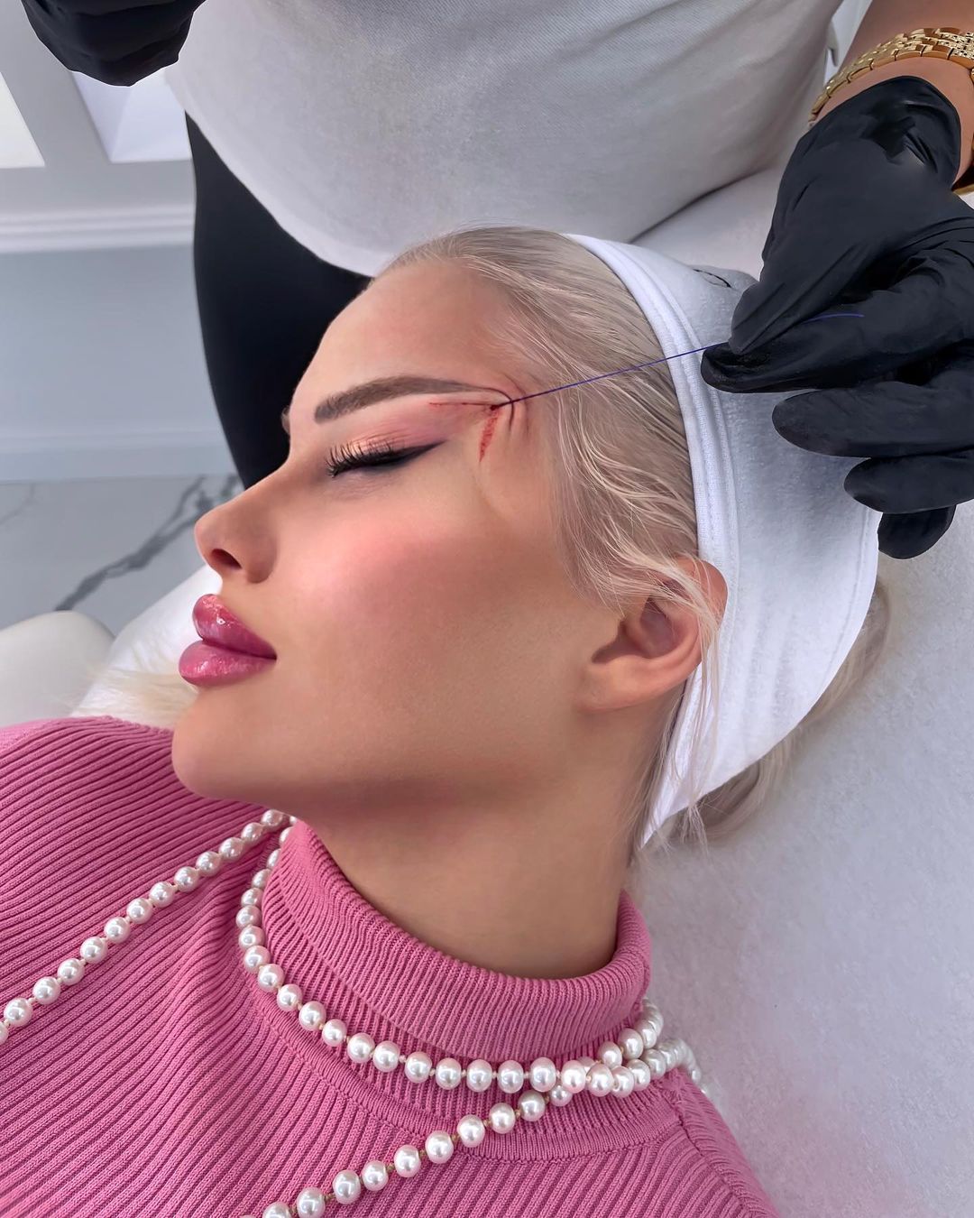 Погляньте на цих 4 жінок, які вбухали купу грошей, щоб виглядати "як Барбі"