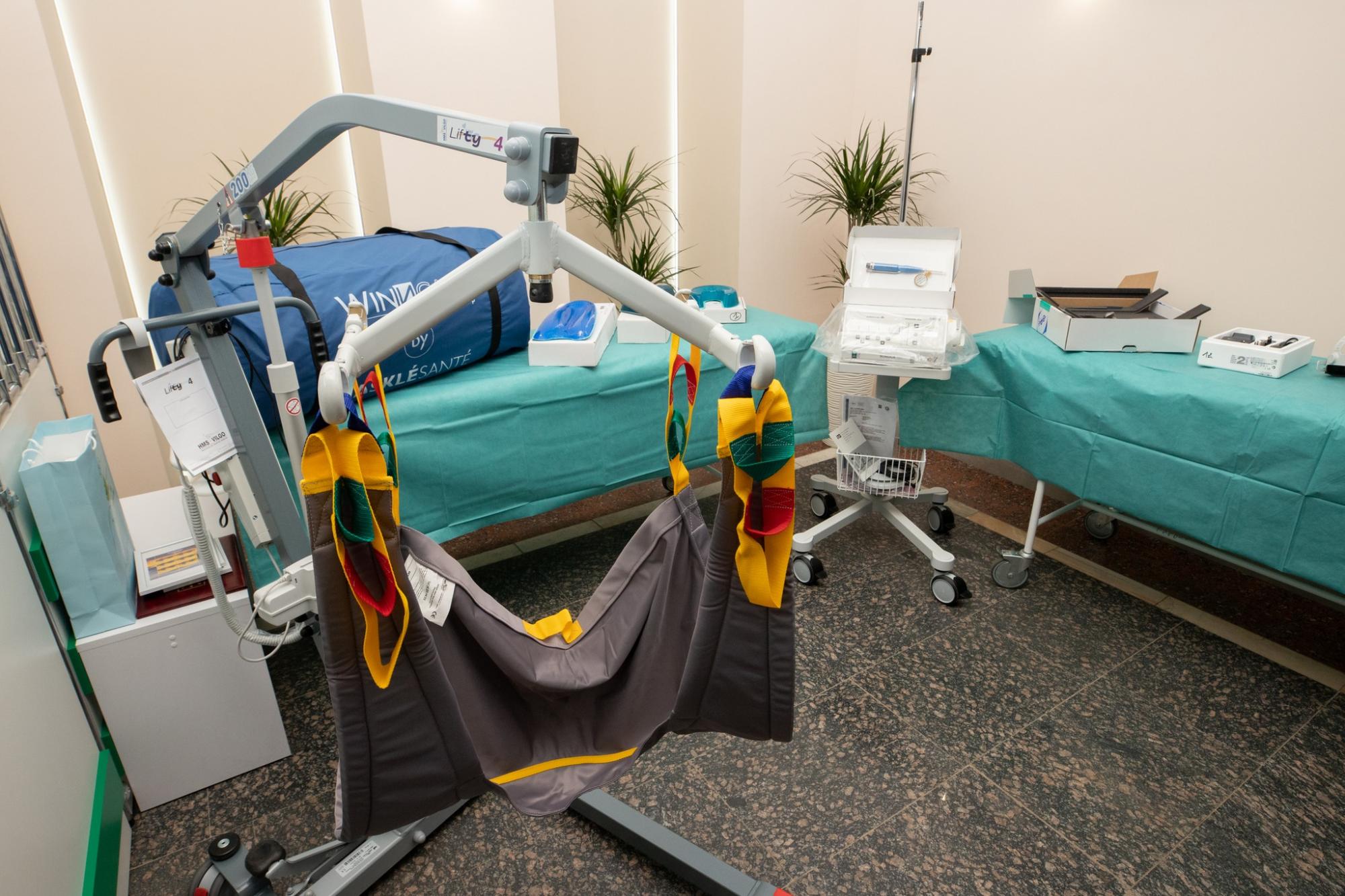 Киевская больница получила современную технику для лечения воинов ВСУ: появились фото