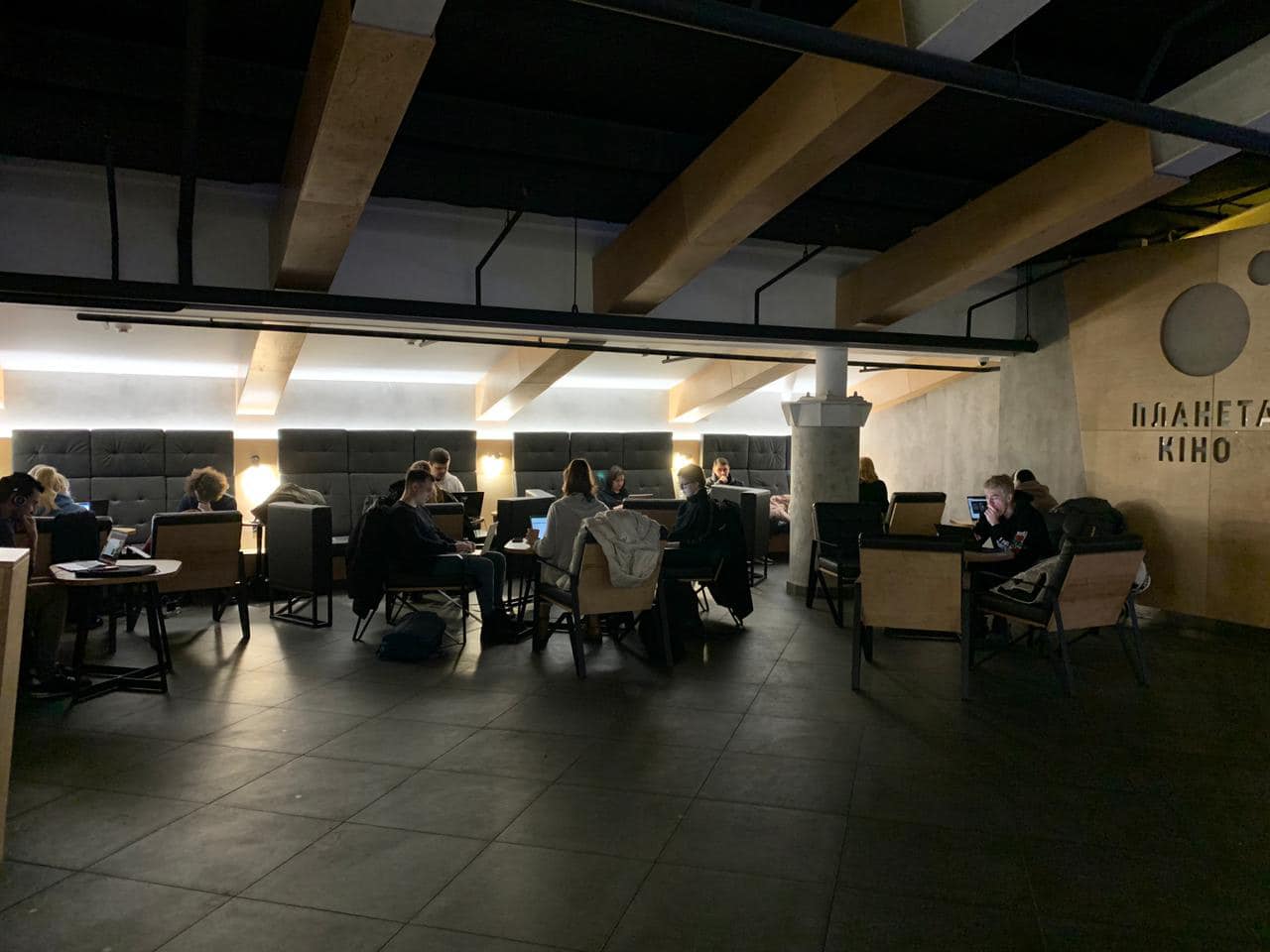 З'явилися фото з найбільшого пункту незламності у Києві: що там є і який графік