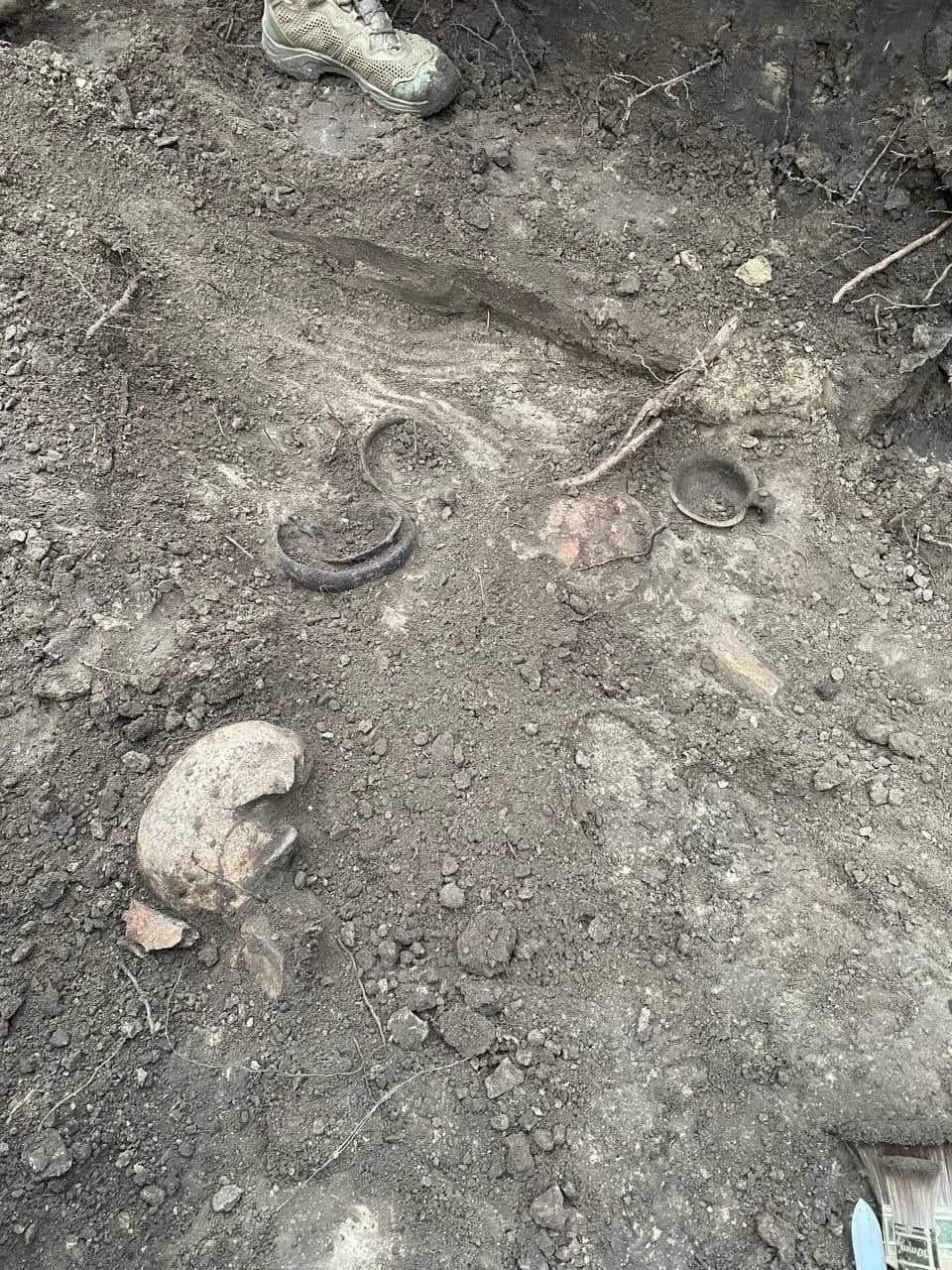 Українські військові під час копання бліндажу знайшли кераміку епохи пізньої бронзи (фото)