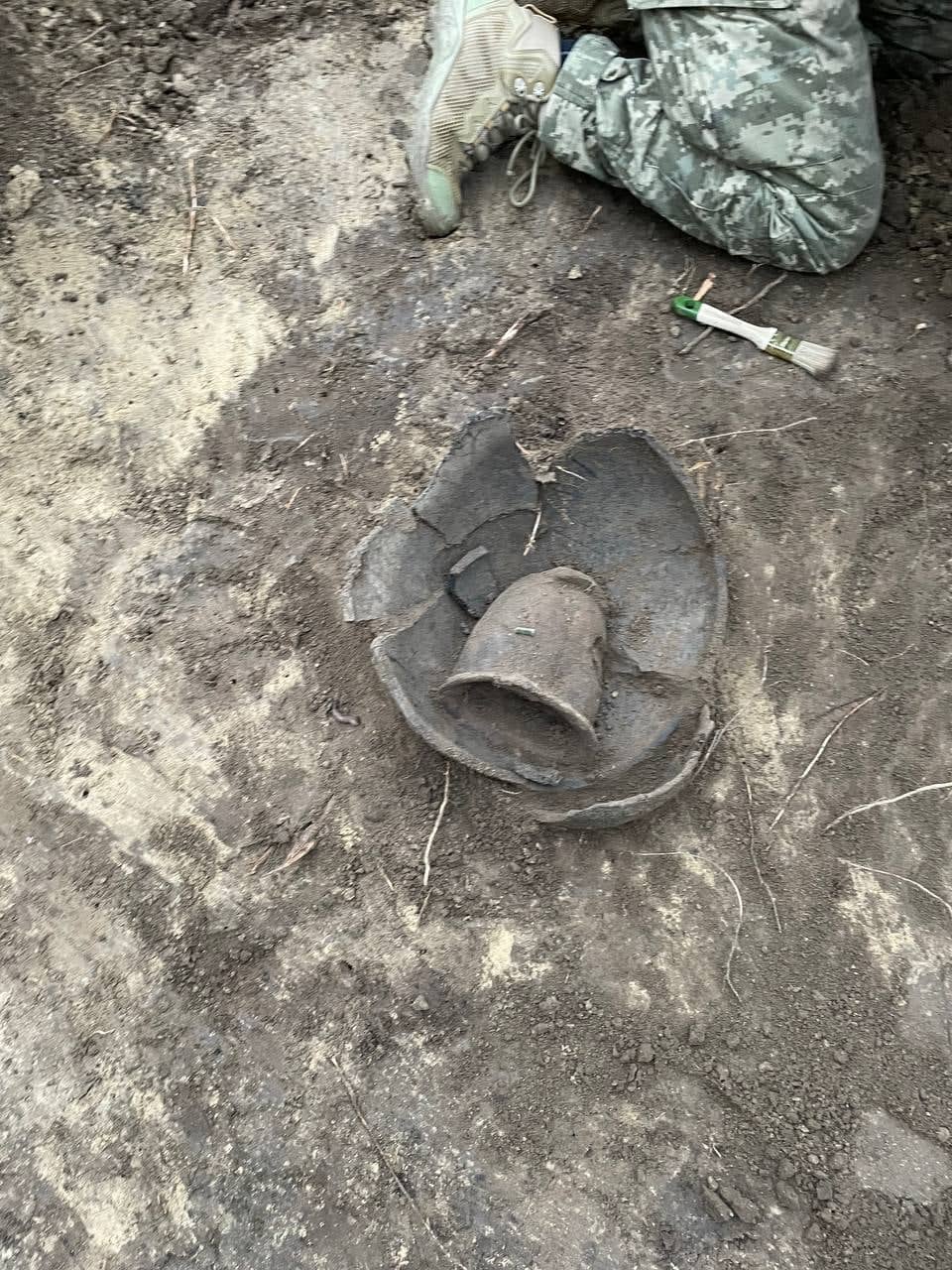 Українські військові під час копання бліндажу знайшли кераміку епохи пізньої бронзи (фото)