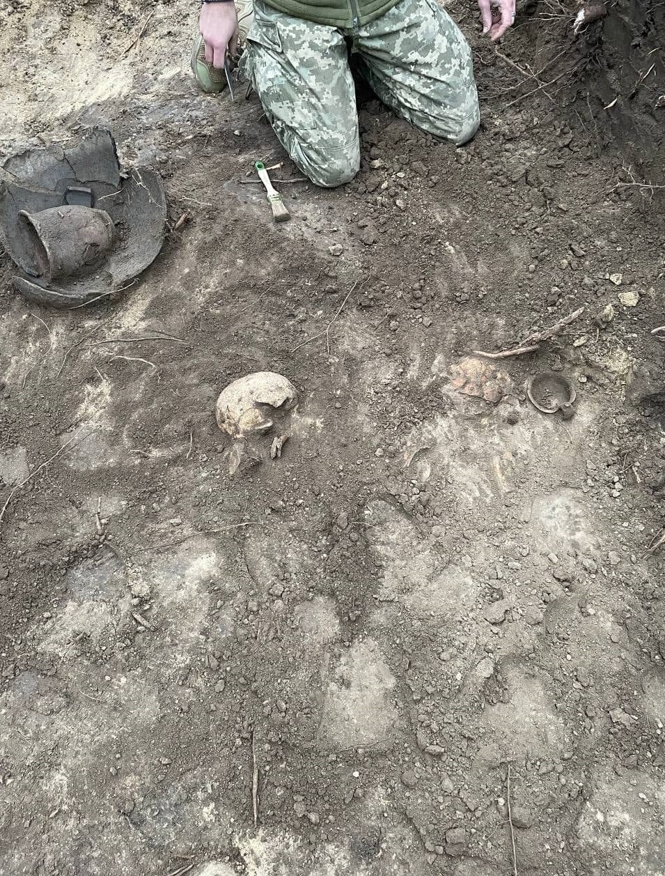 Українські військові під час копання бліндажу знайшли кераміку епохи пізньої бронзи (фото)