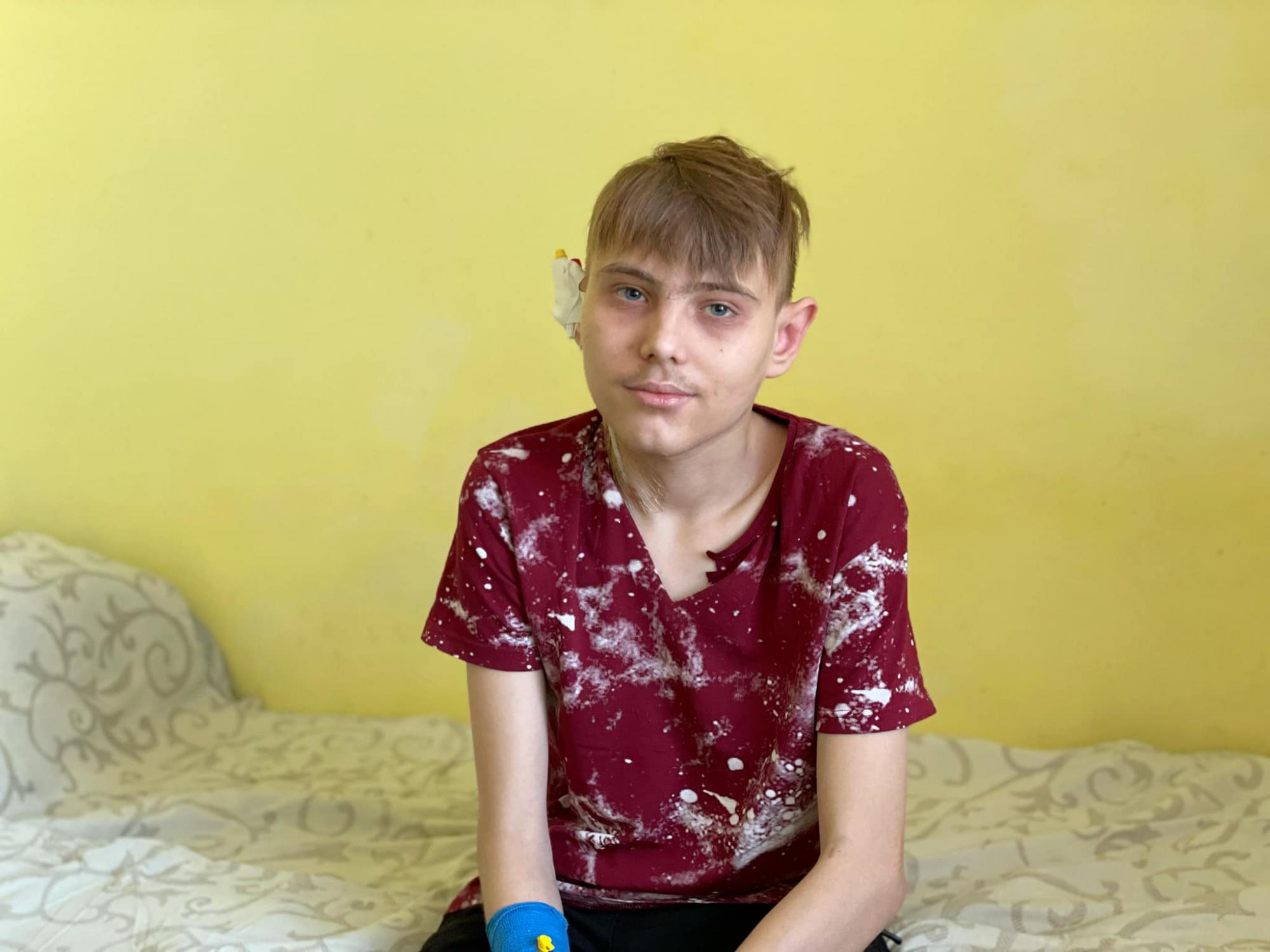 Получил самый ценный подарок от мамы: во Львове врачи пересадили почку парню