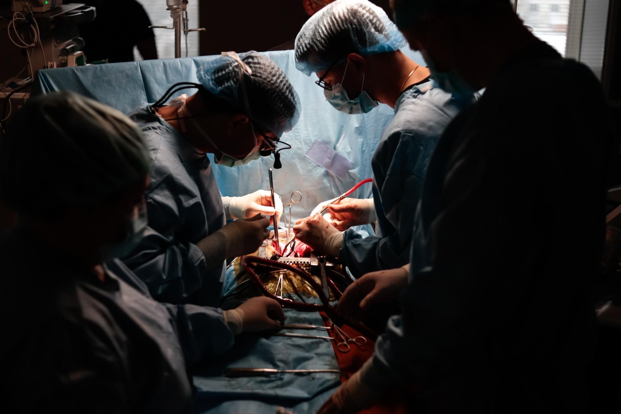 Украинские врачи без света прооперировали женщину с &quot;большим сердцем&quot;: как они это сделали