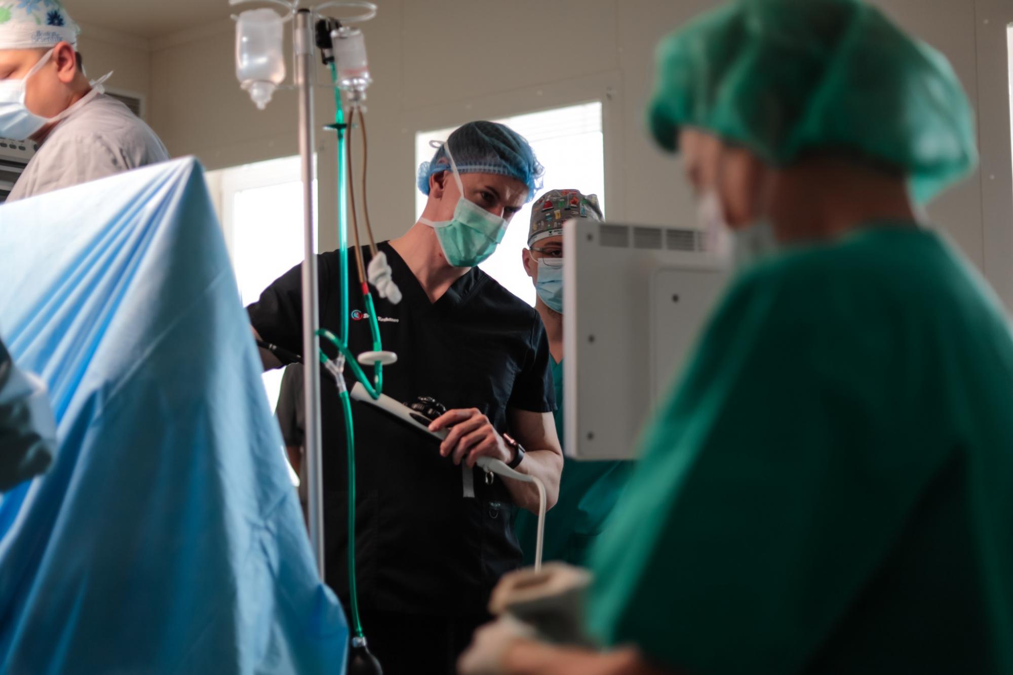 Украинские врачи без света прооперировали женщину с "большим сердцем": как они это сделали