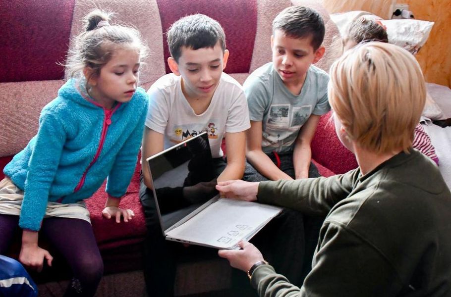 24-річний військовий ЗСУ всиновив вісьмох дітей-сиріт: зворушлива історія