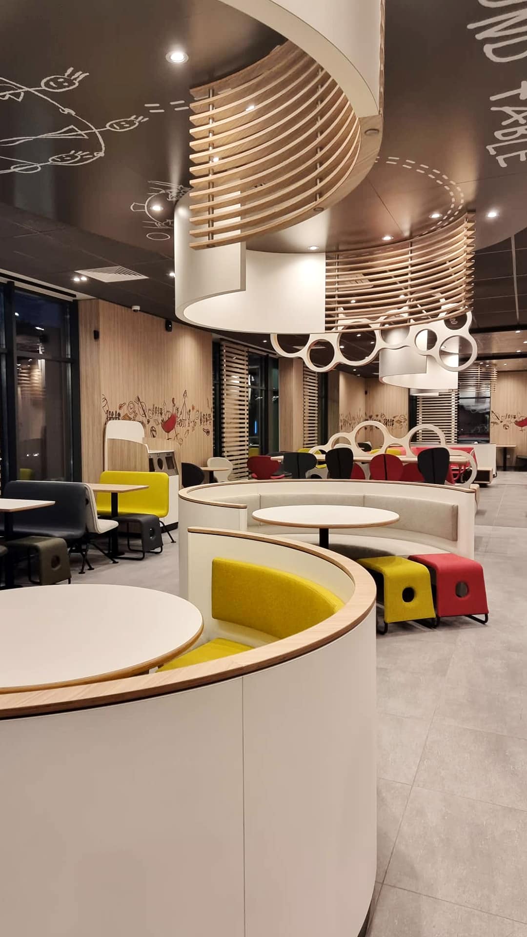 У Києві відкрився новий двоповерховий McDonald's: фото ресторану та адреса