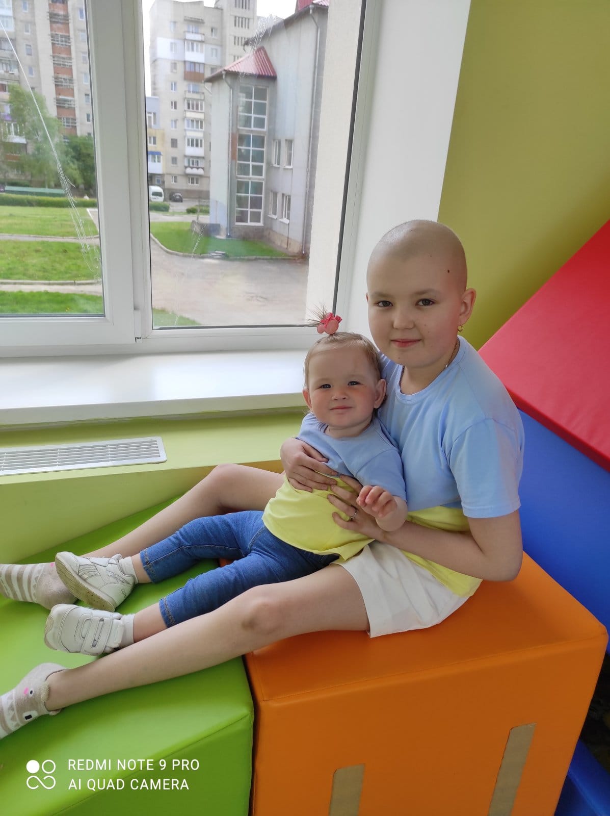 Онкобольная 11-летняя Маша рисует и продает картины, чтобы помочь ВСУ: чувственная история