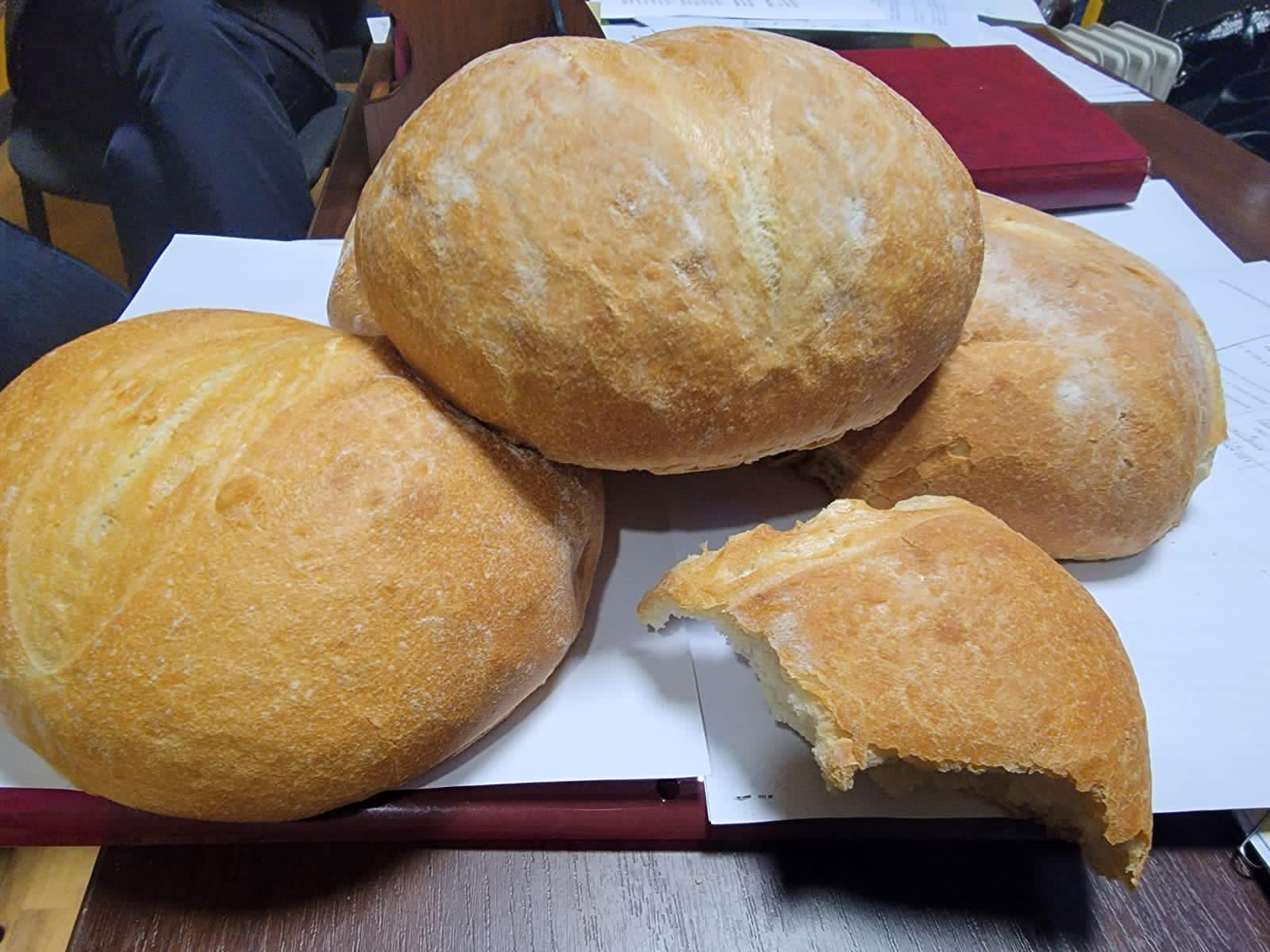 Порошенко показав перший хліб, який пече волонтерська пекарня у Херсоні