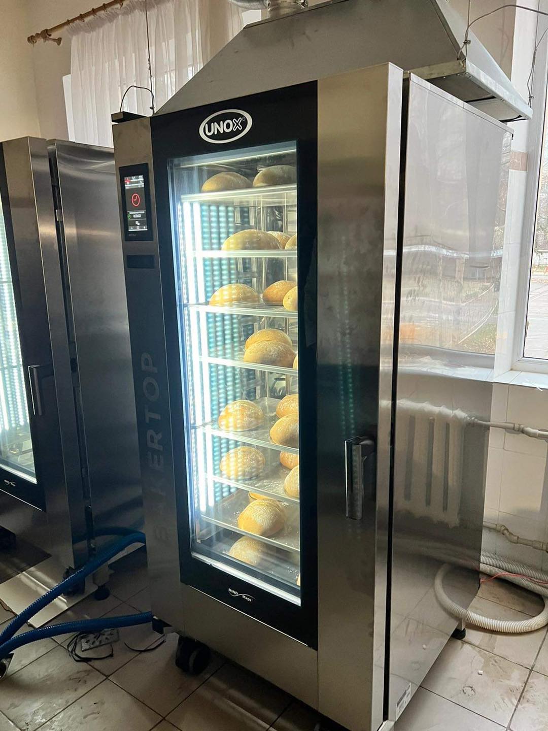 Порошенко привіз на блок-пост у Херсоні волонтерські паляниці