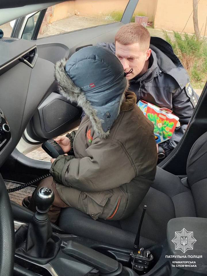 В одній руці подарунок, в іншій - хліб: зворушлива історія про хлопчика зі Слов'янська, який втратив маму