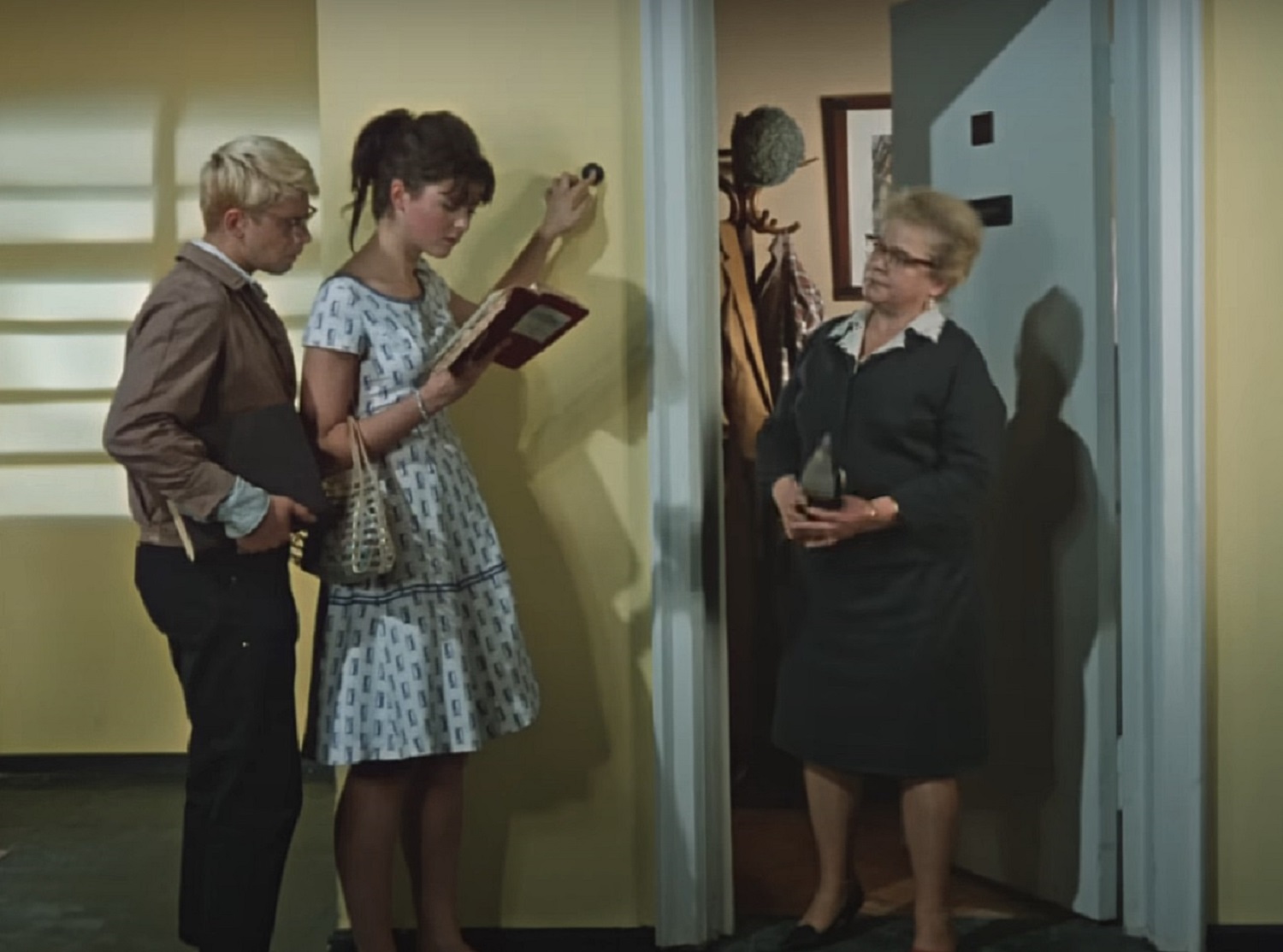 Почему в &quot;хрущевках&quot; двери открывались внутрь? Три &quot;очень советских&quot; причины