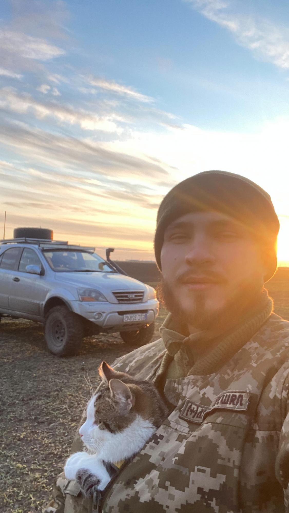 Искали три недели все военные: боевой кот Шайба вернулся к владельцу (фото)