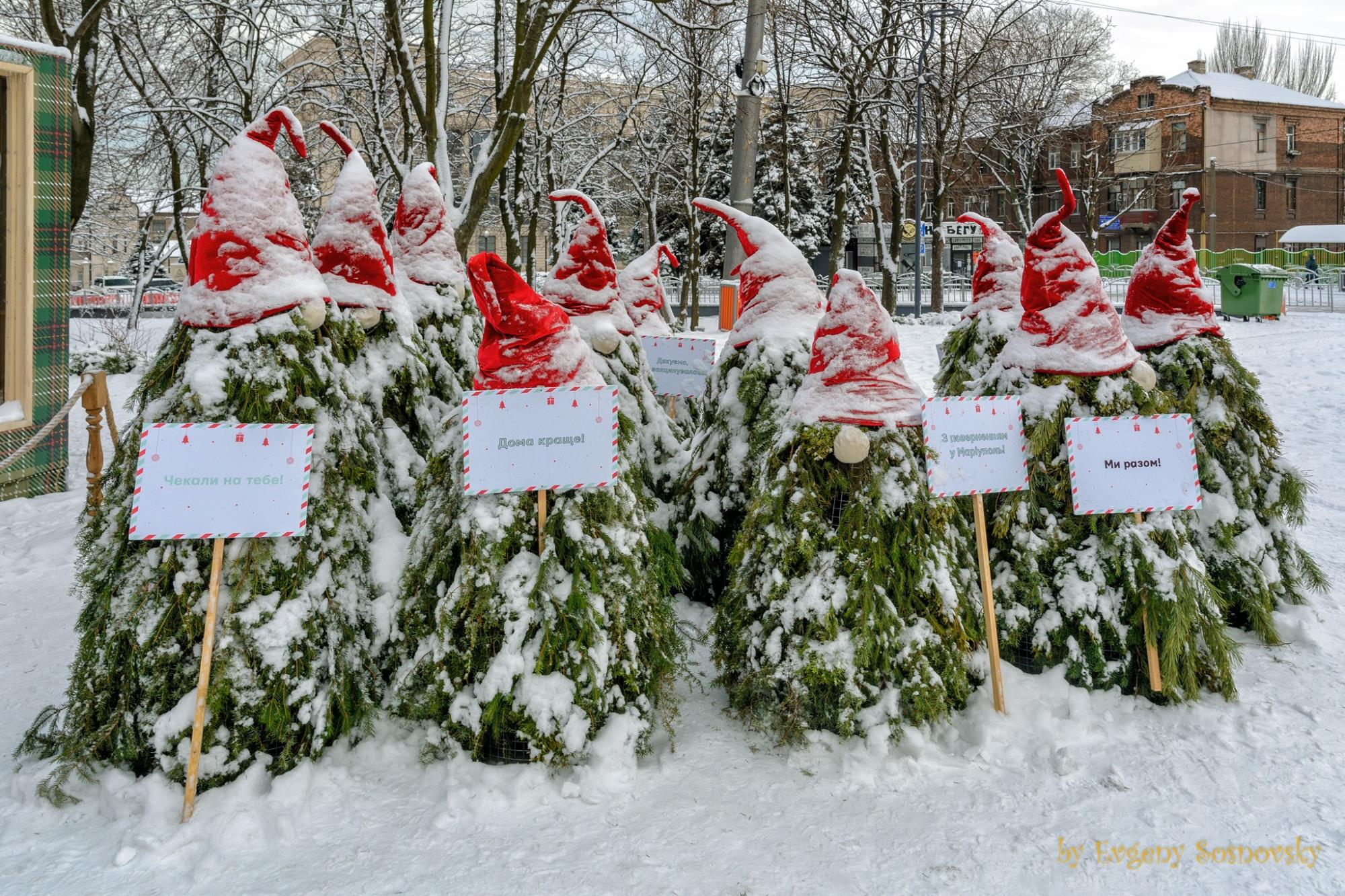 Останнє Різдво у Маріуполі: дивіться фото, які були таємно вивезені з блокадного міста