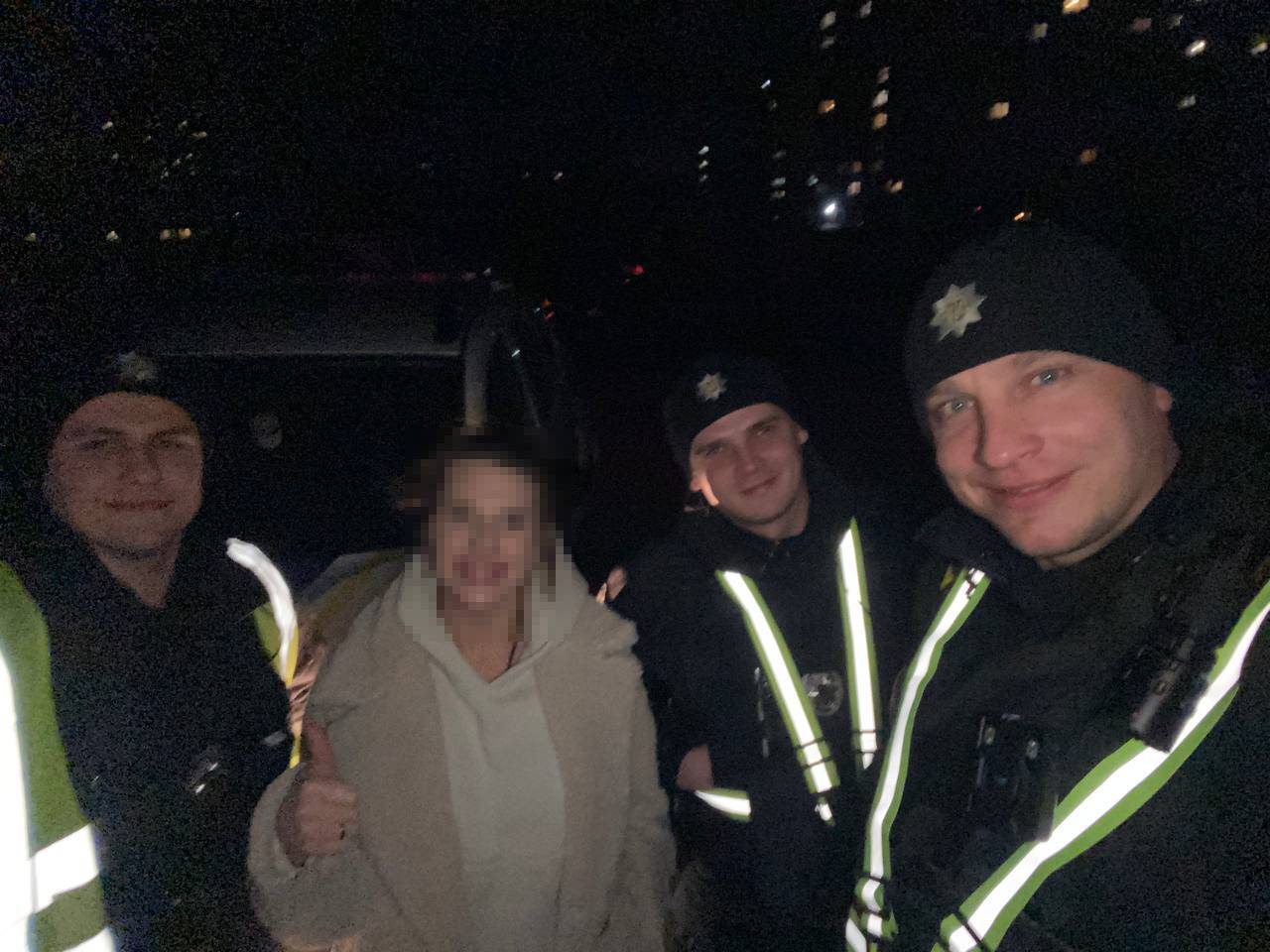 Наслідки відключення світла: вагітну киянку рятували з ліфта спецпризначенці (фото)