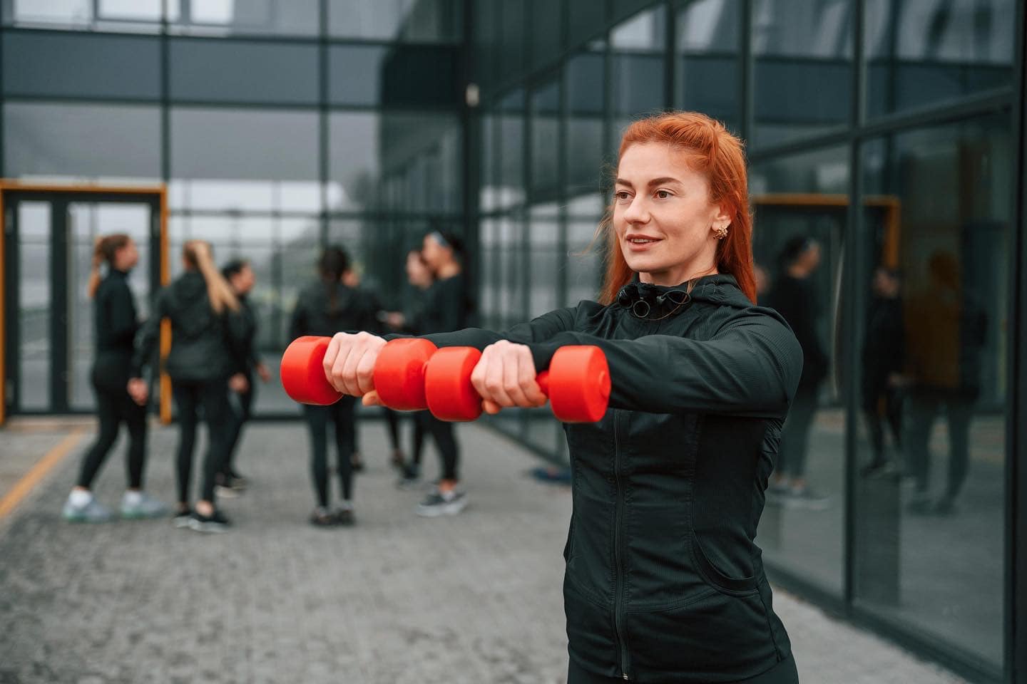 Это поразительно! Украинская спасательница надела форму, выполняя упражнения на перекладине