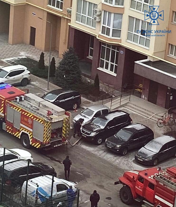 Під Києвом рятувальники через припарковані авто не змогли швидко загасити пожежу (фото)